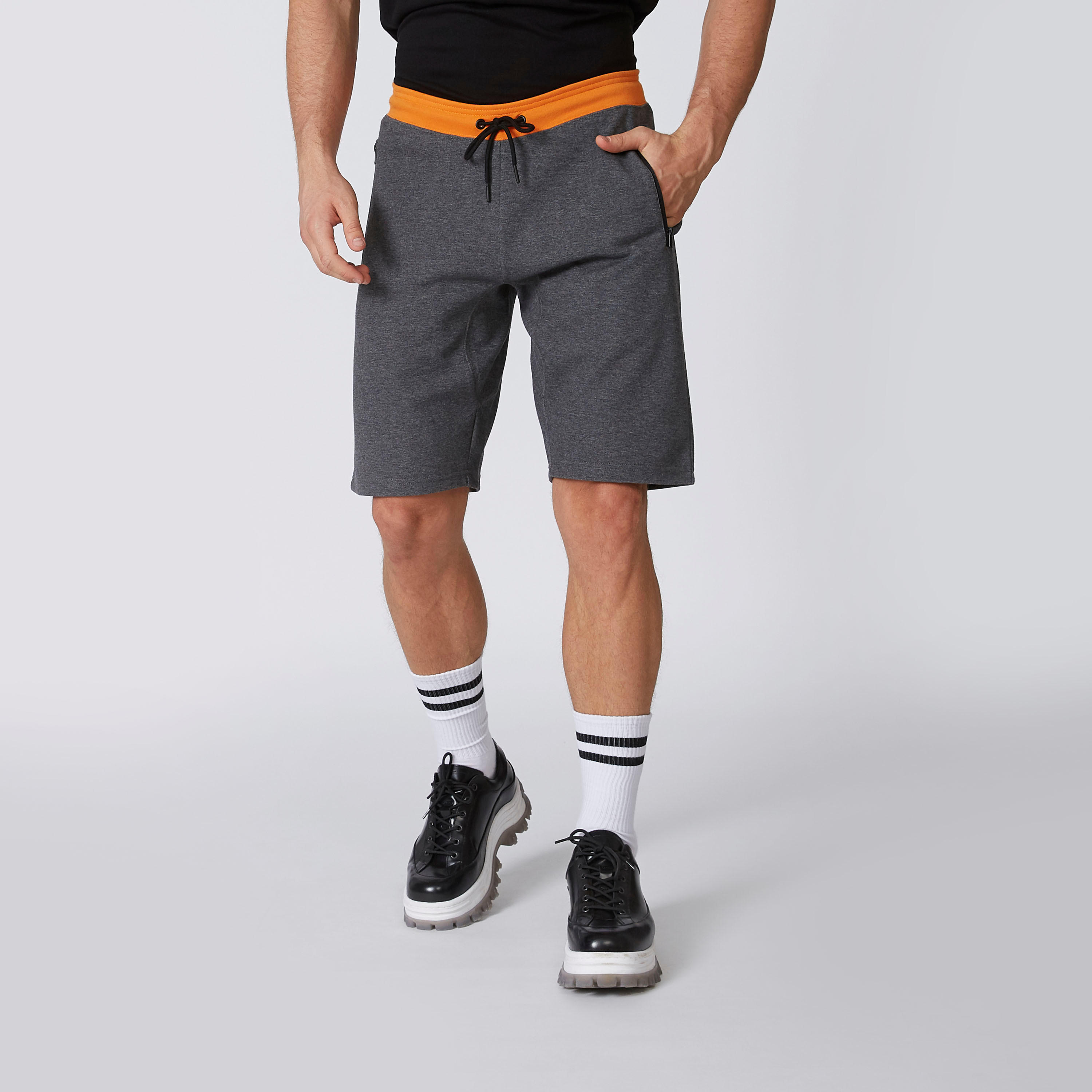 شورت بارز الملمس بخصر مطّاطي ورباط وجيوب-men-clothing-sportswearandactivewear-bottoms-image-2