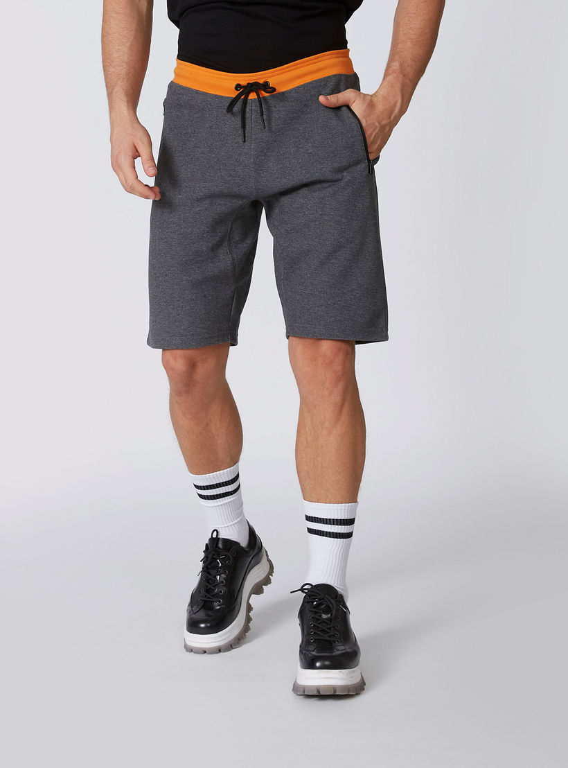 شورت بارز الملمس بخصر مطّاطي ورباط وجيوب-men-clothing-sportswearandactivewear-bottoms-image-2