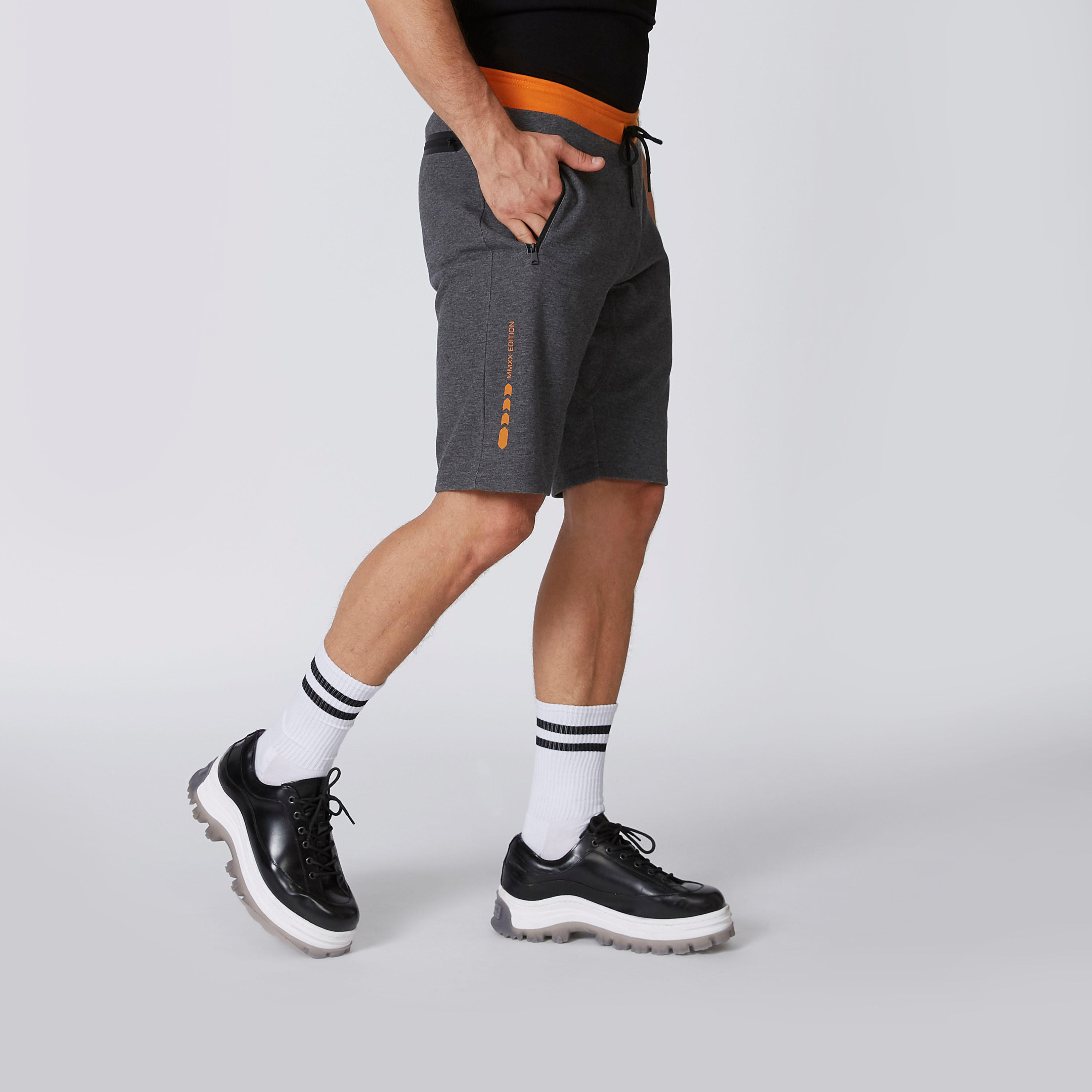 شورت بارز الملمس بخصر مطّاطي ورباط وجيوب-men-clothing-sportswearandactivewear-bottoms-image-4