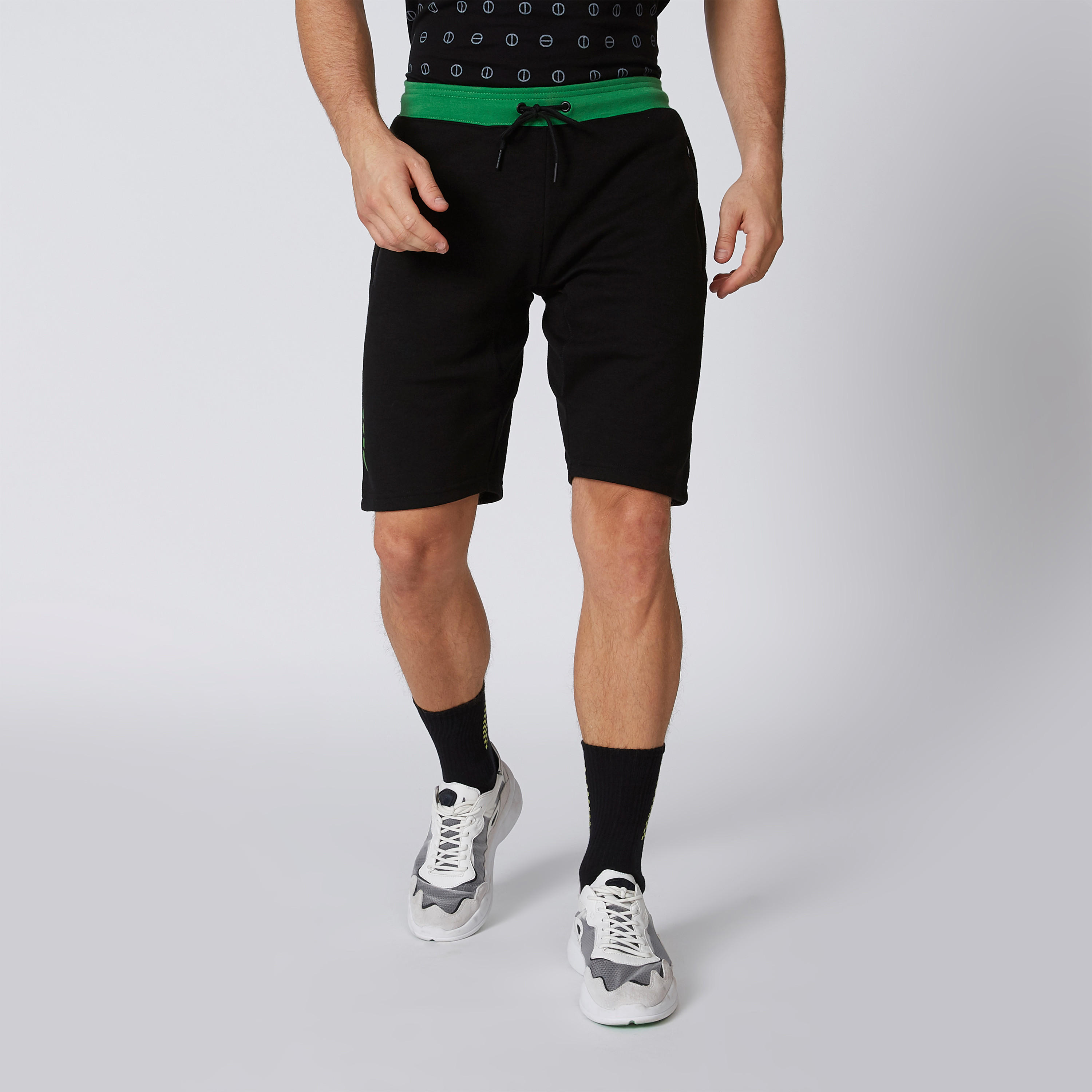 شورت سادة برباط وجيوب-men-clothing-sportswearandactivewear-bottoms-image-4