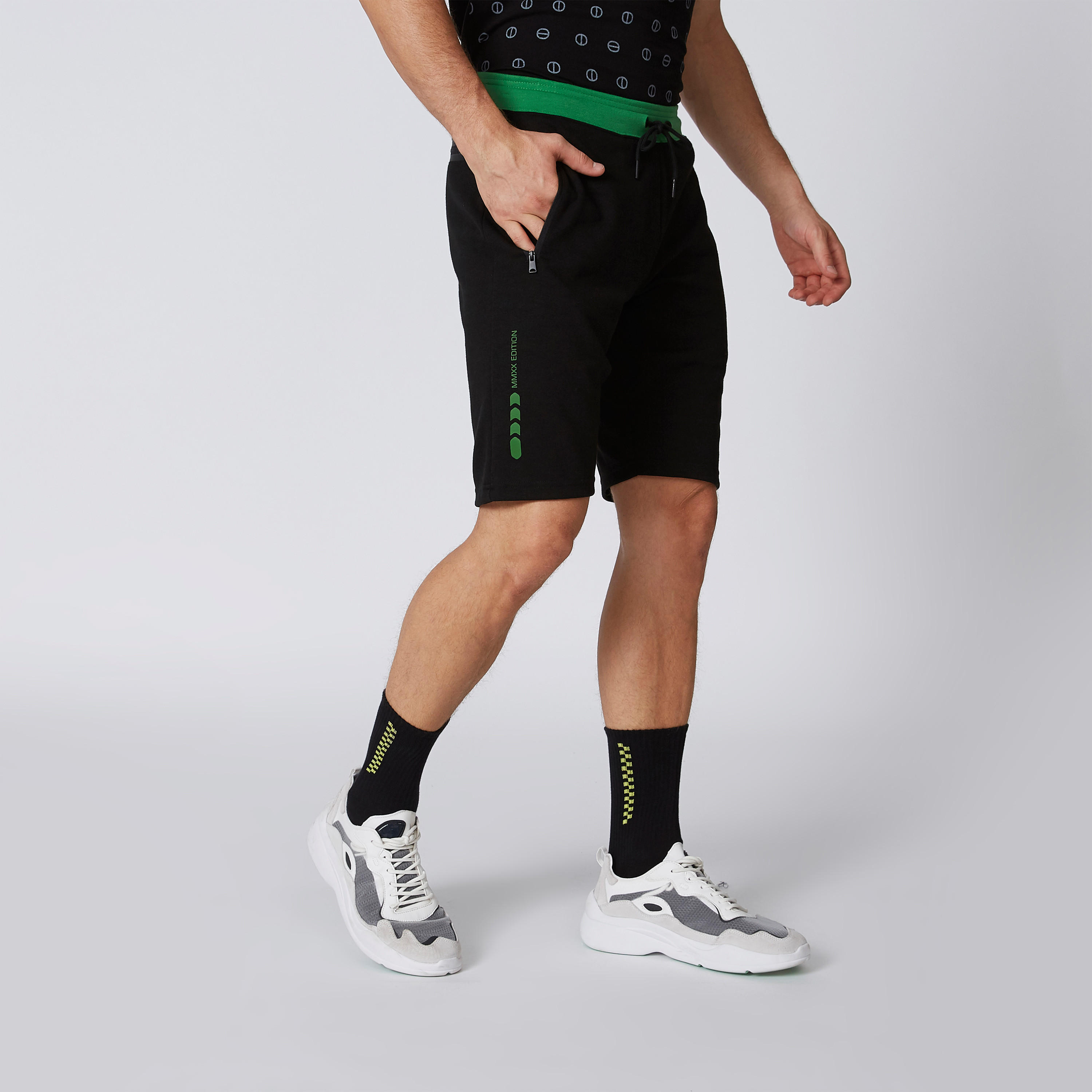 شورت سادة برباط وجيوب-men-clothing-sportswearandactivewear-bottoms-image-1
