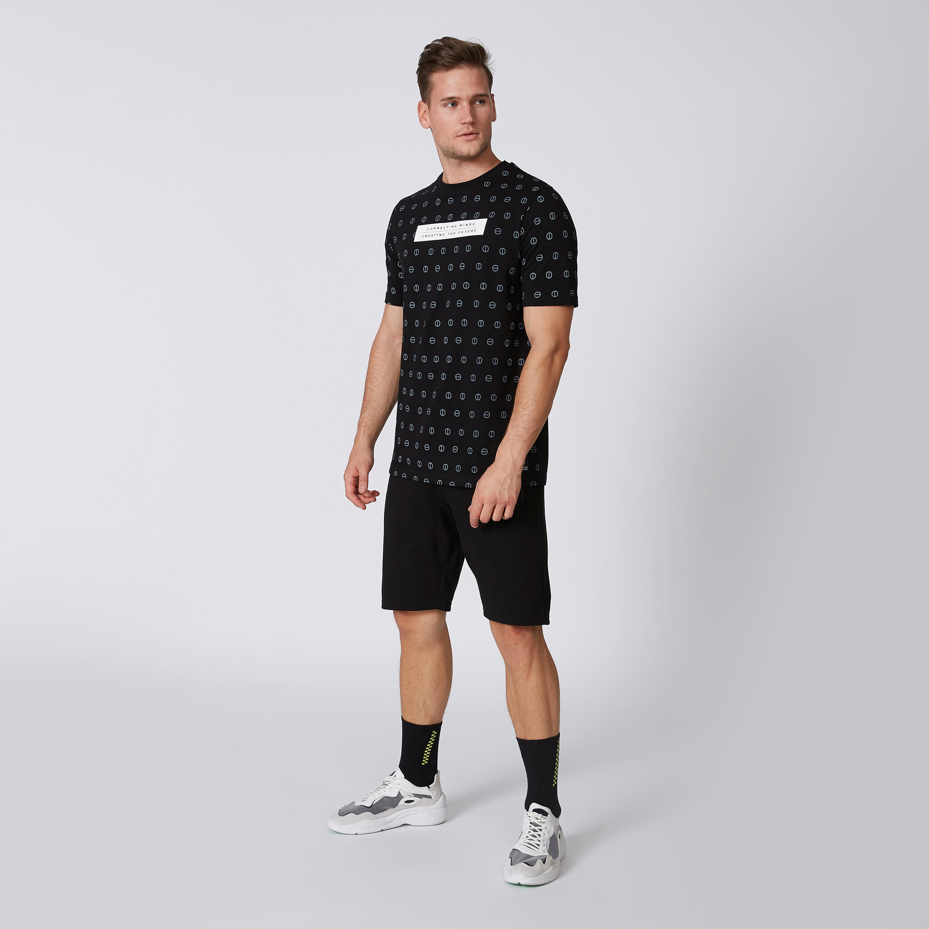 شورت سادة برباط وجيوب-men-clothing-sportswearandactivewear-bottoms-image-3