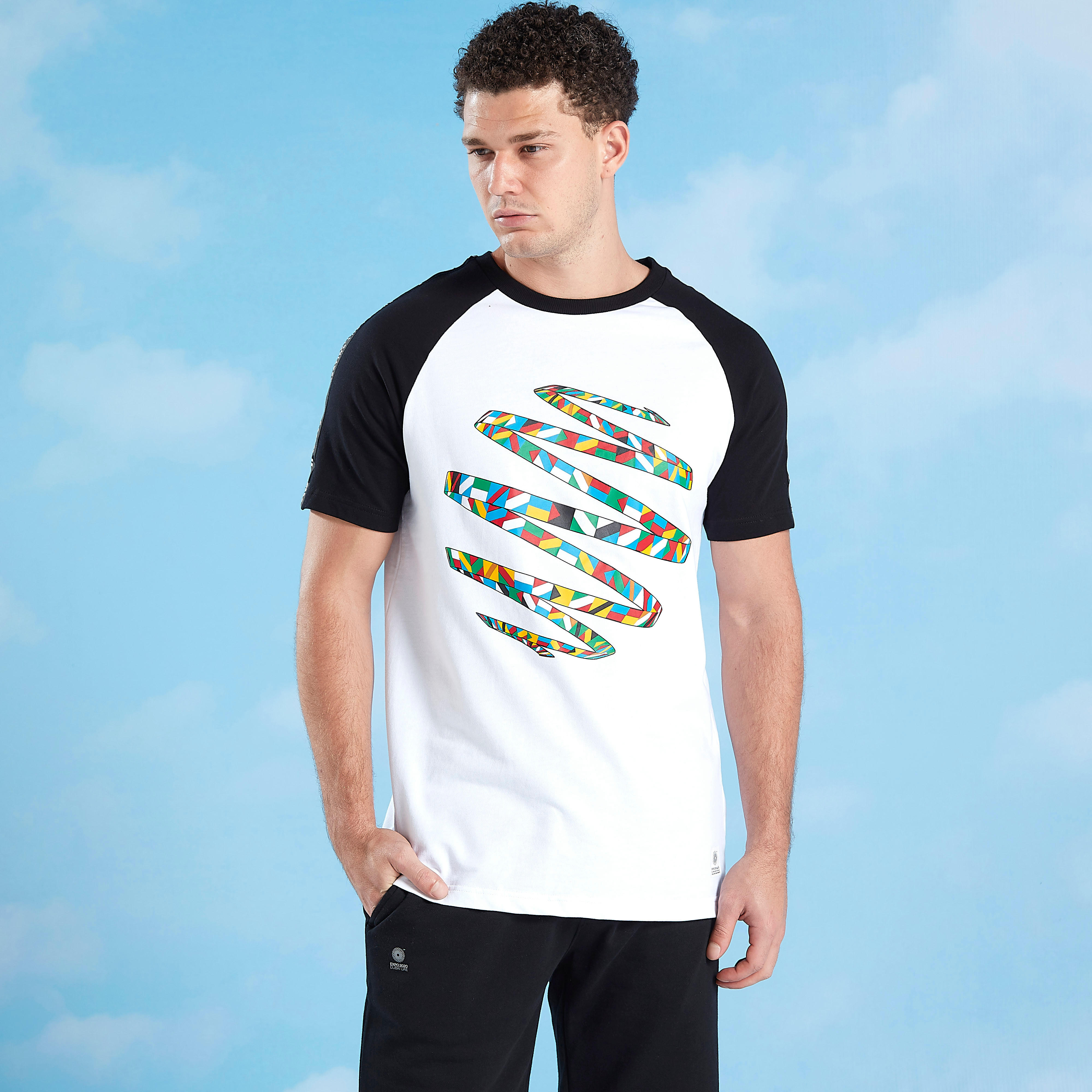 تيشيرت بياقة ضيّقة وأكمام مغايرة وطبعات-men-clothing-tshirtsandpolos-tshirts-image-4