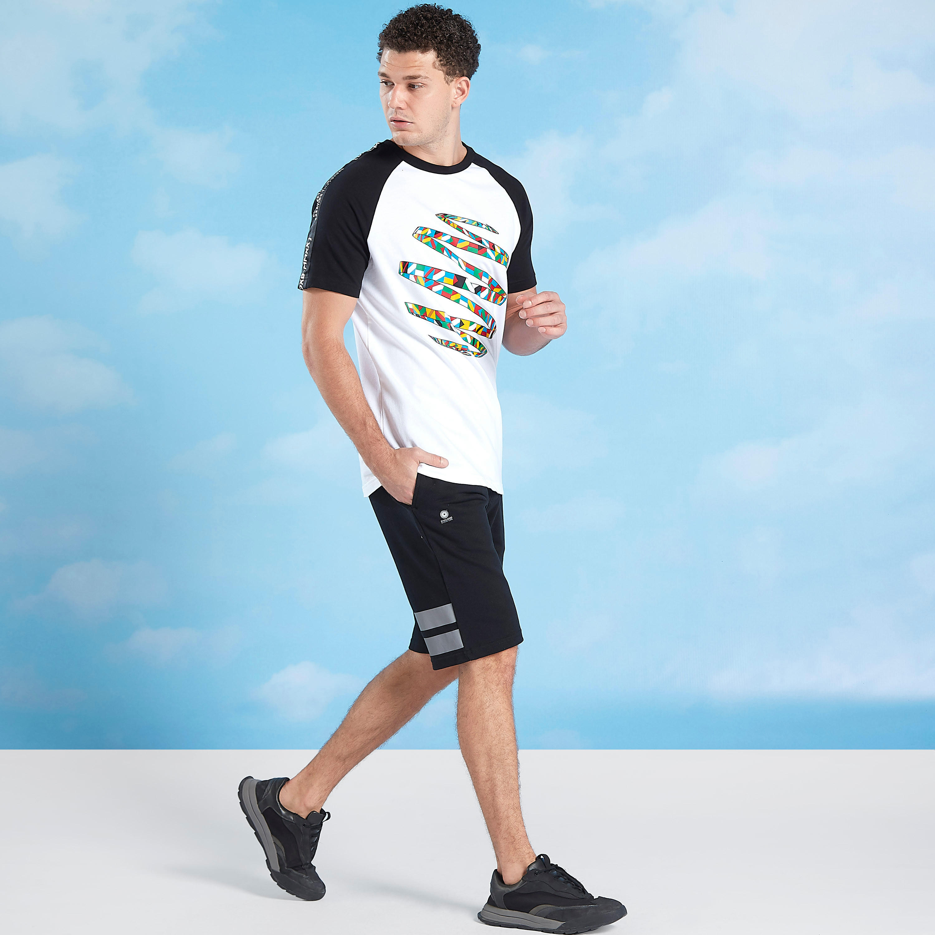 تيشيرت بياقة ضيّقة وأكمام مغايرة وطبعات-men-clothing-tshirtsandpolos-tshirts-image-3