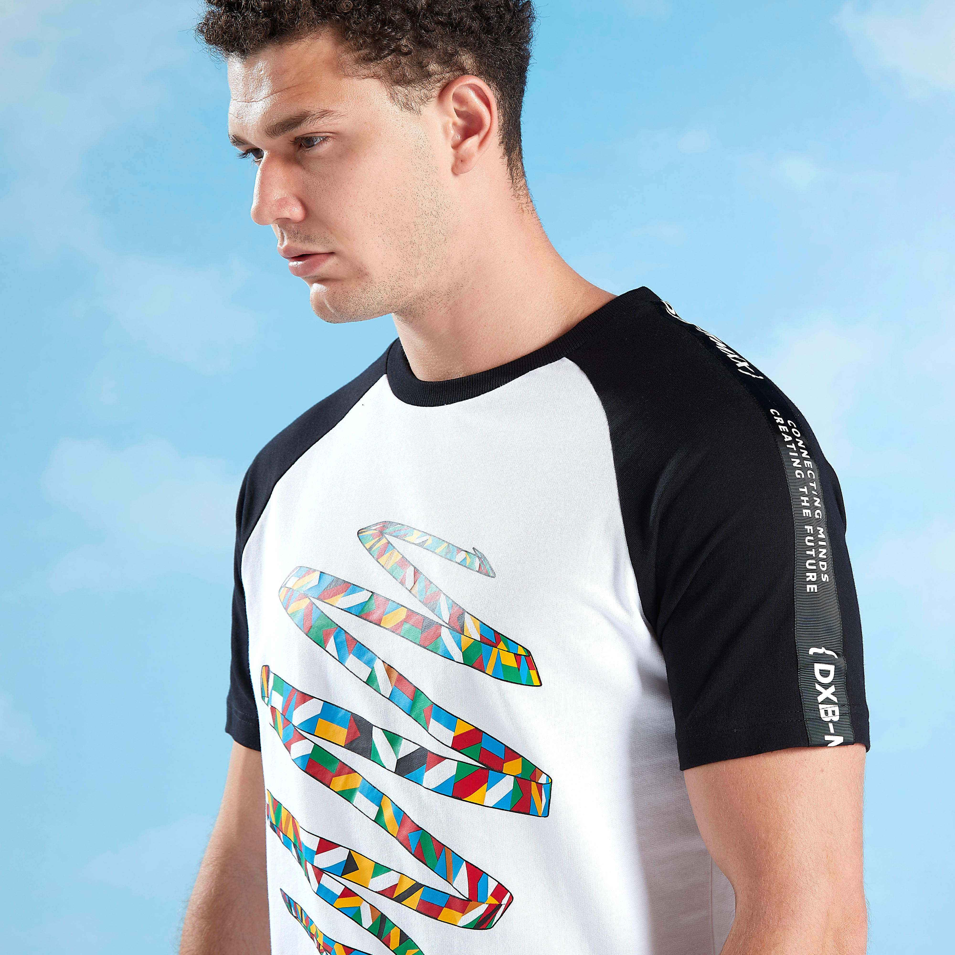 تيشيرت بياقة ضيّقة وأكمام مغايرة وطبعات-men-clothing-tshirtsandpolos-tshirts-image-2