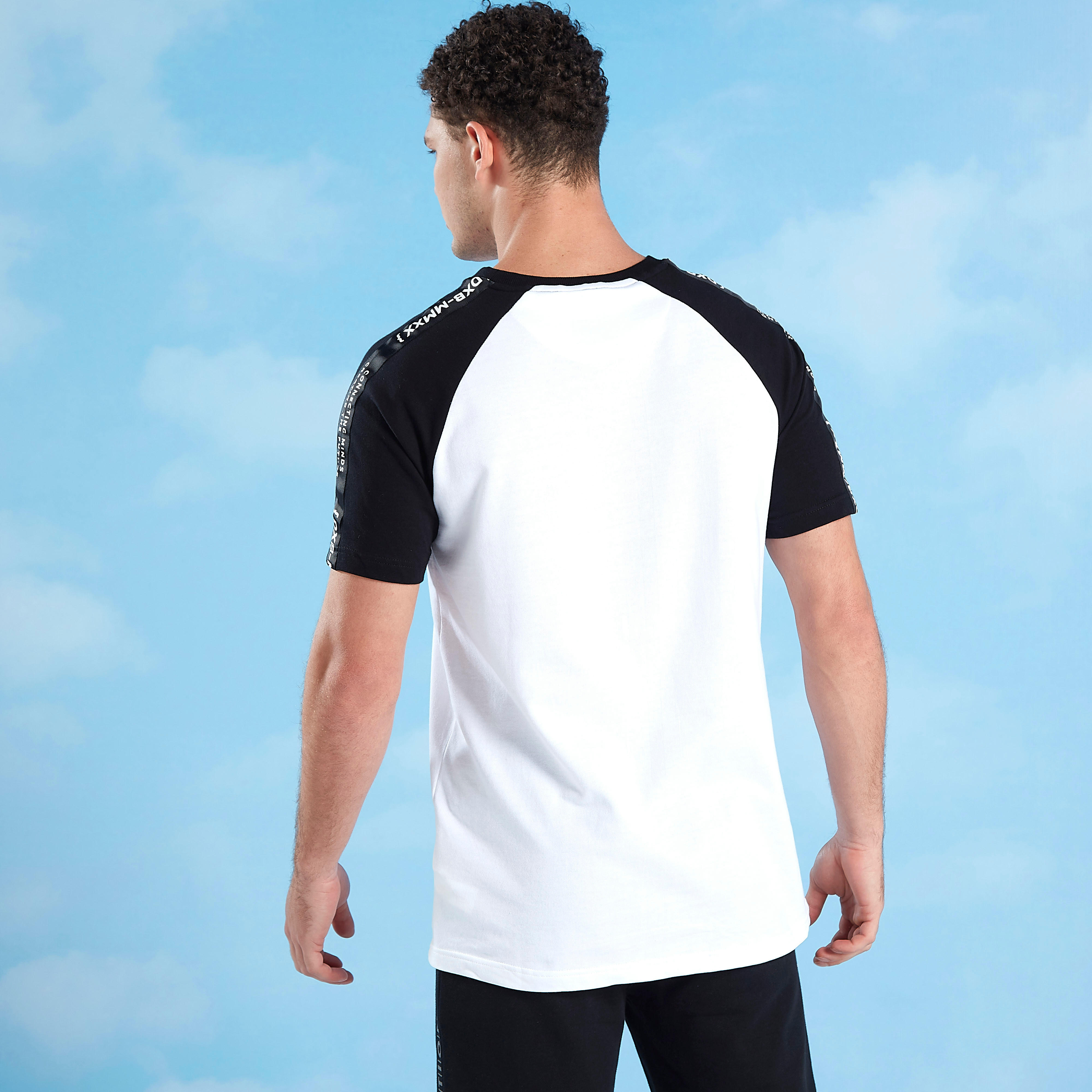 تيشيرت بياقة ضيّقة وأكمام مغايرة وطبعات-men-clothing-tshirtsandpolos-tshirts-image-1