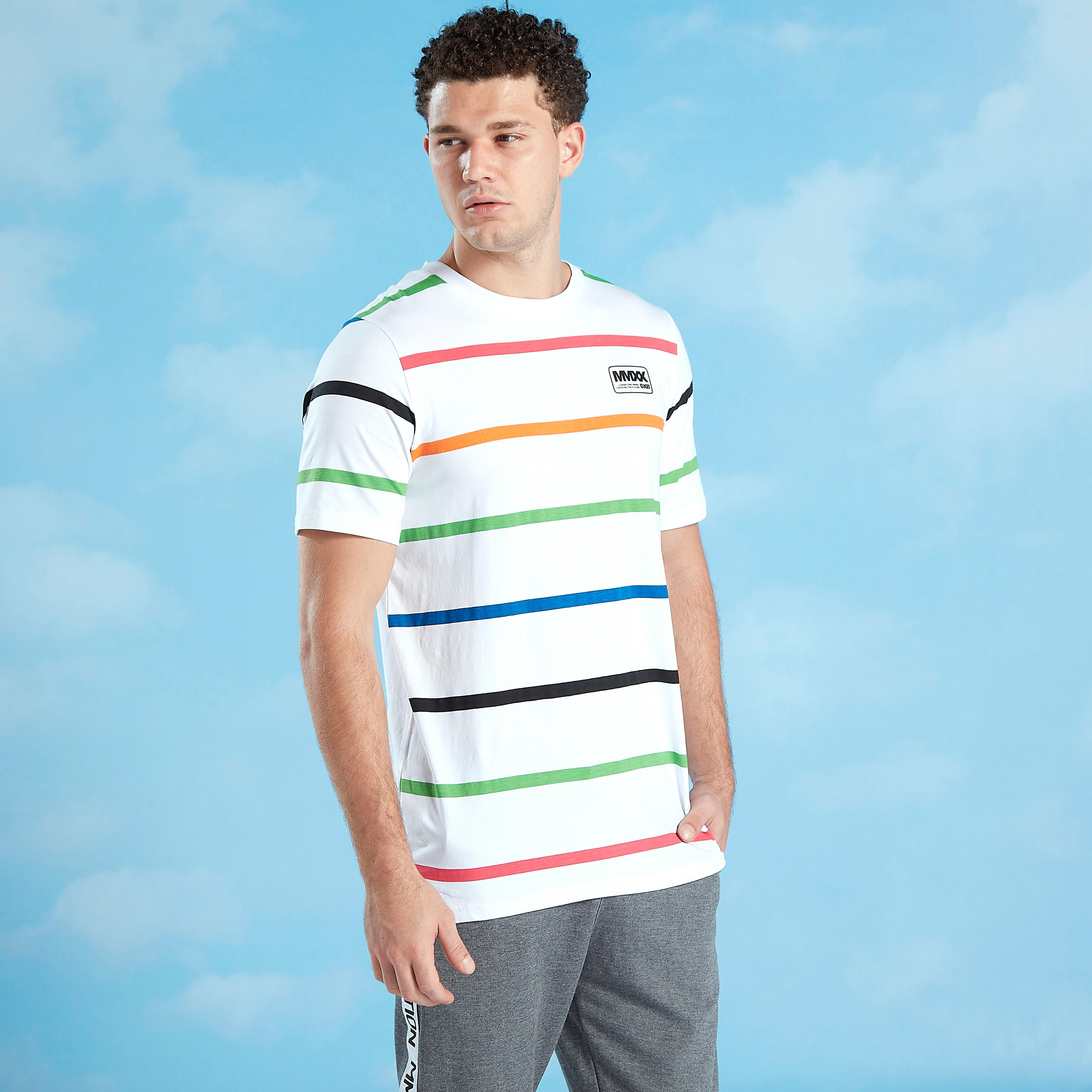 تيشيرت مخطط بياقة ضيّقة وأكمام قصيرة-men-clothing-tshirtsandpolos-tshirts-image-2