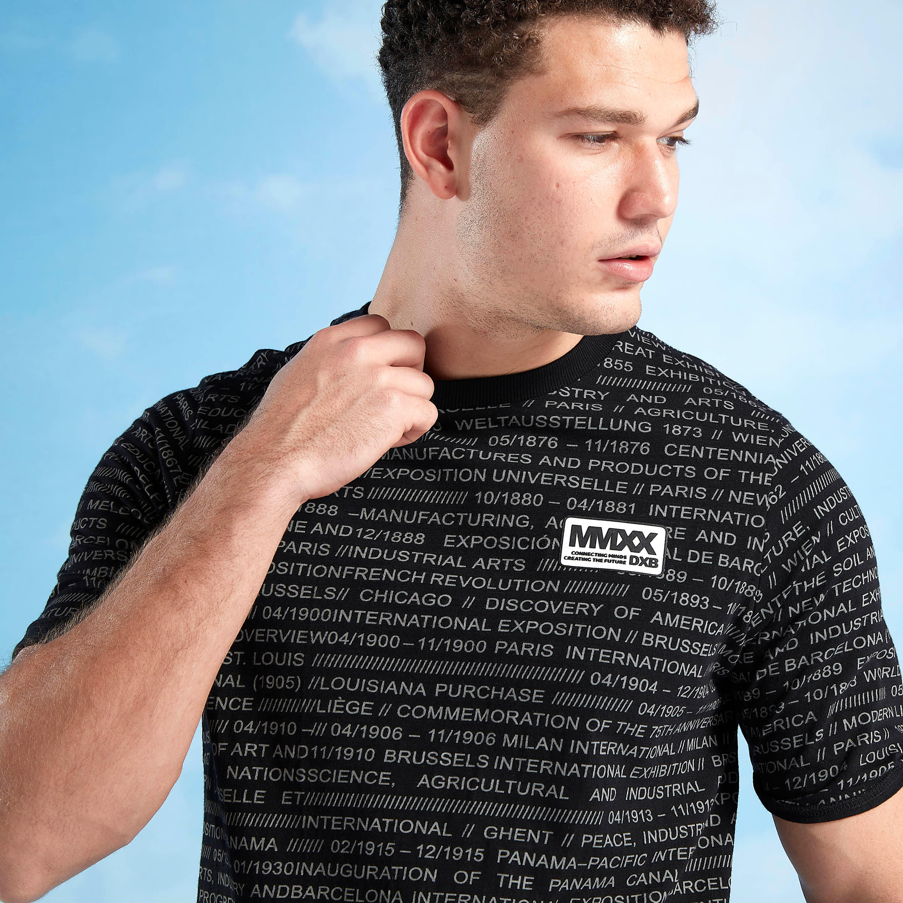 تيشيرت  بياقة ضيّقة وأكمام قصيرة وطبعات-men-clothing-tshirtsandpolos-tshirts-image-1