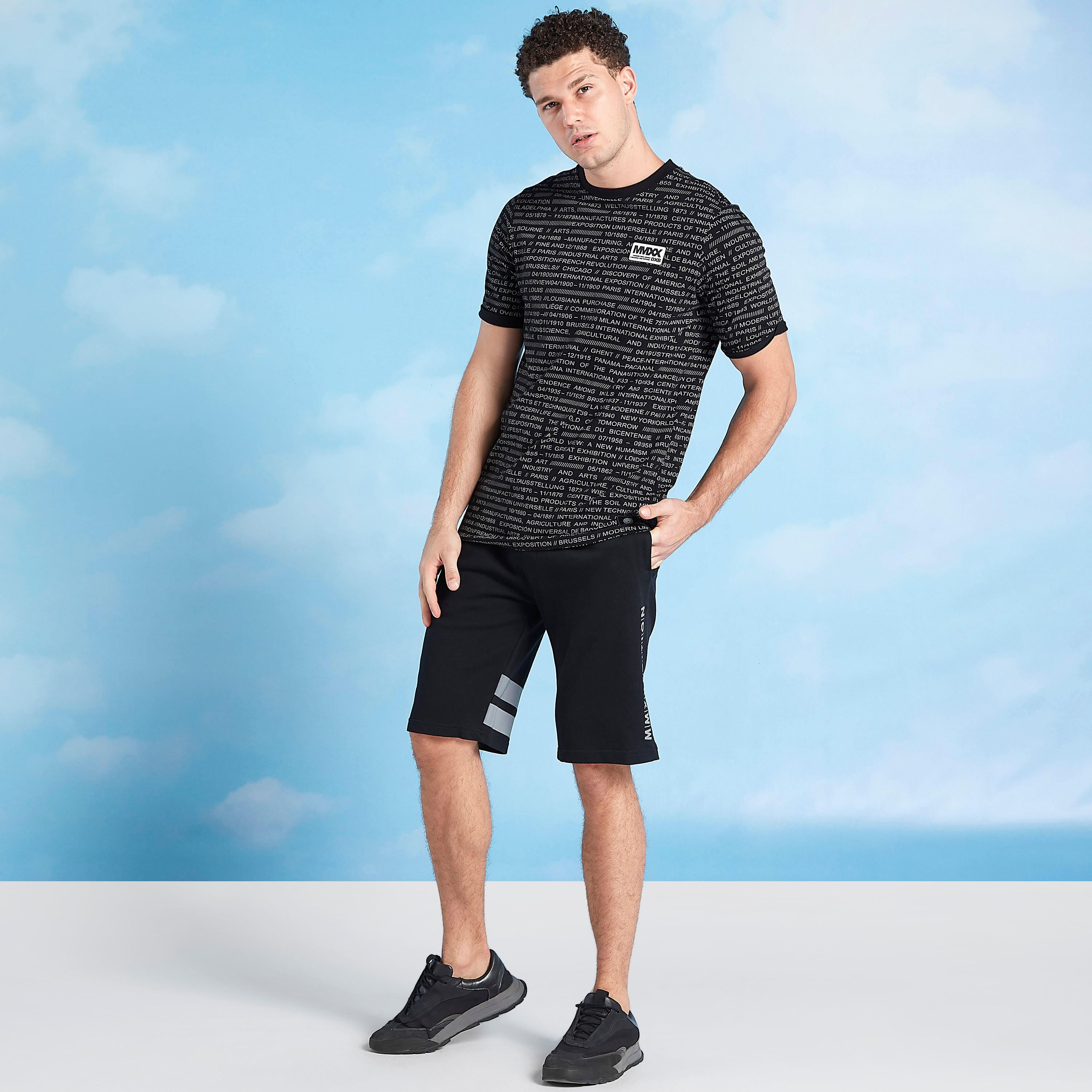 تيشيرت  بياقة ضيّقة وأكمام قصيرة وطبعات-men-clothing-tshirtsandpolos-tshirts-image-2