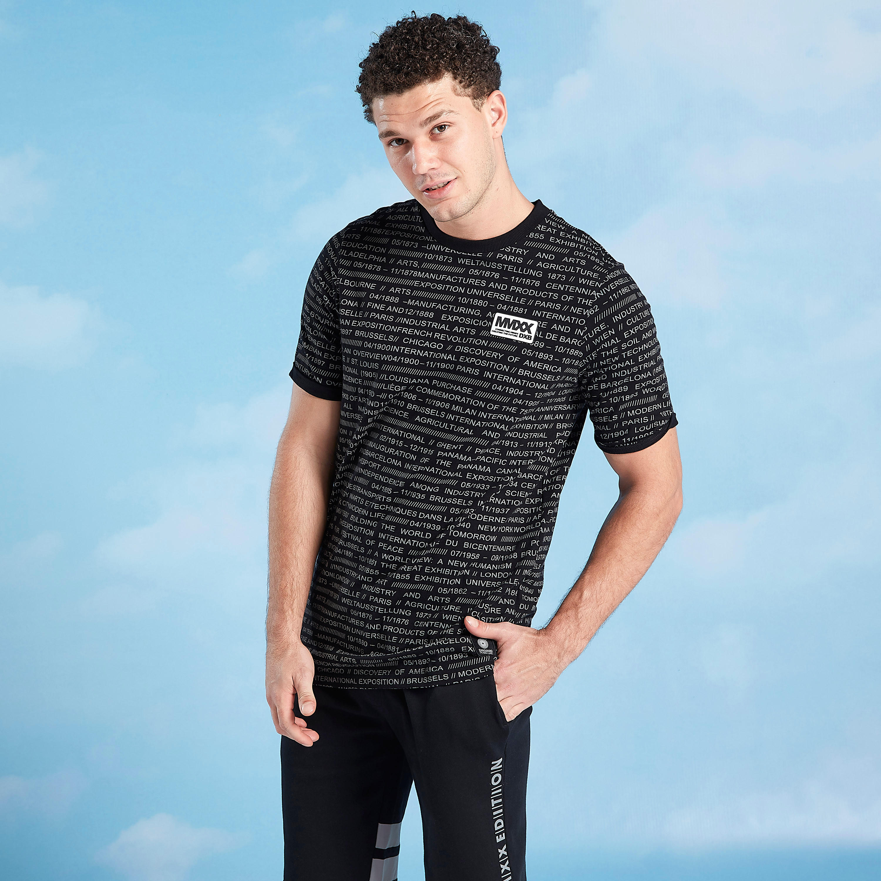 تيشيرت  بياقة ضيّقة وأكمام قصيرة وطبعات-men-clothing-tshirtsandpolos-tshirts-image-3