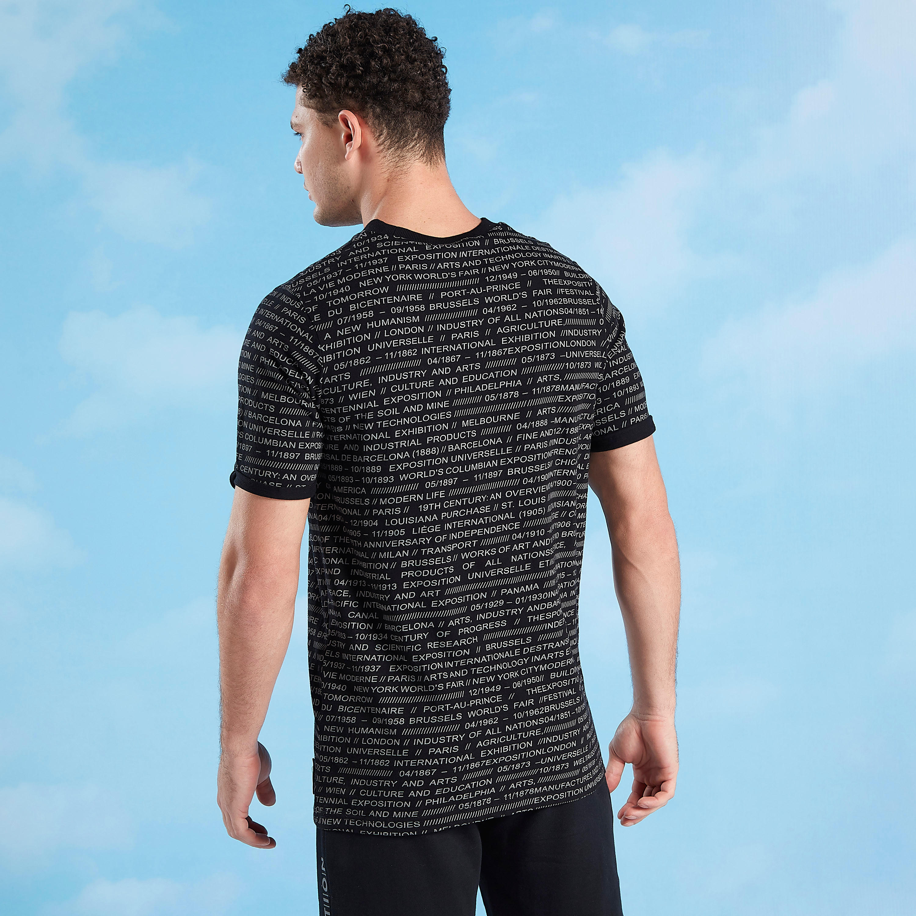 تيشيرت  بياقة ضيّقة وأكمام قصيرة وطبعات-men-clothing-tshirtsandpolos-tshirts-image-4