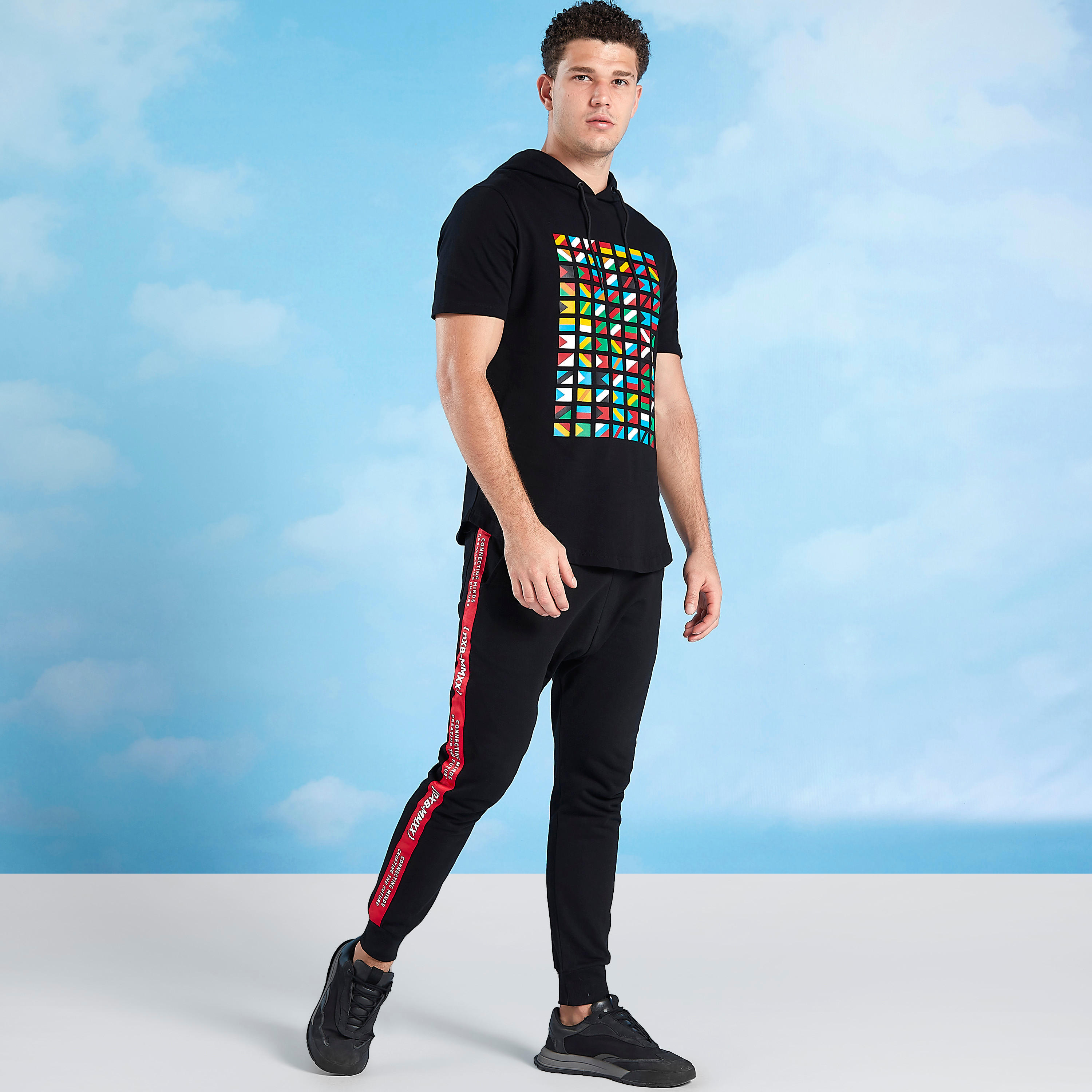 تيشيرت بقبّعة وأكمام قصيرة وطبعات-men-clothing-tshirtsandpolos-tshirts-image-2