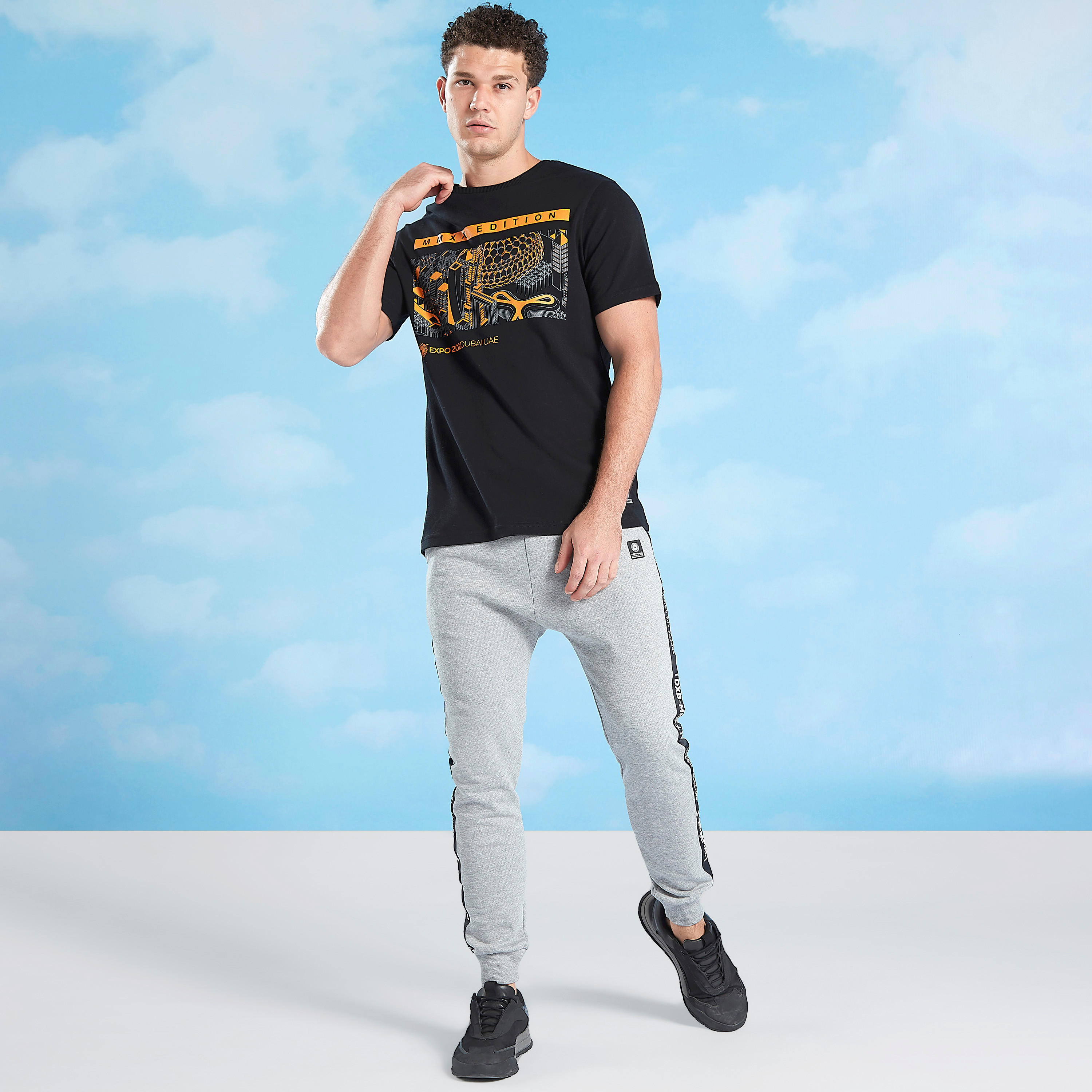 بنطلون رياضي سكيني بخصر متوسط الارتفاع وطبعات إكسبو 2020-men-clothing-bottoms-joggers-image-2