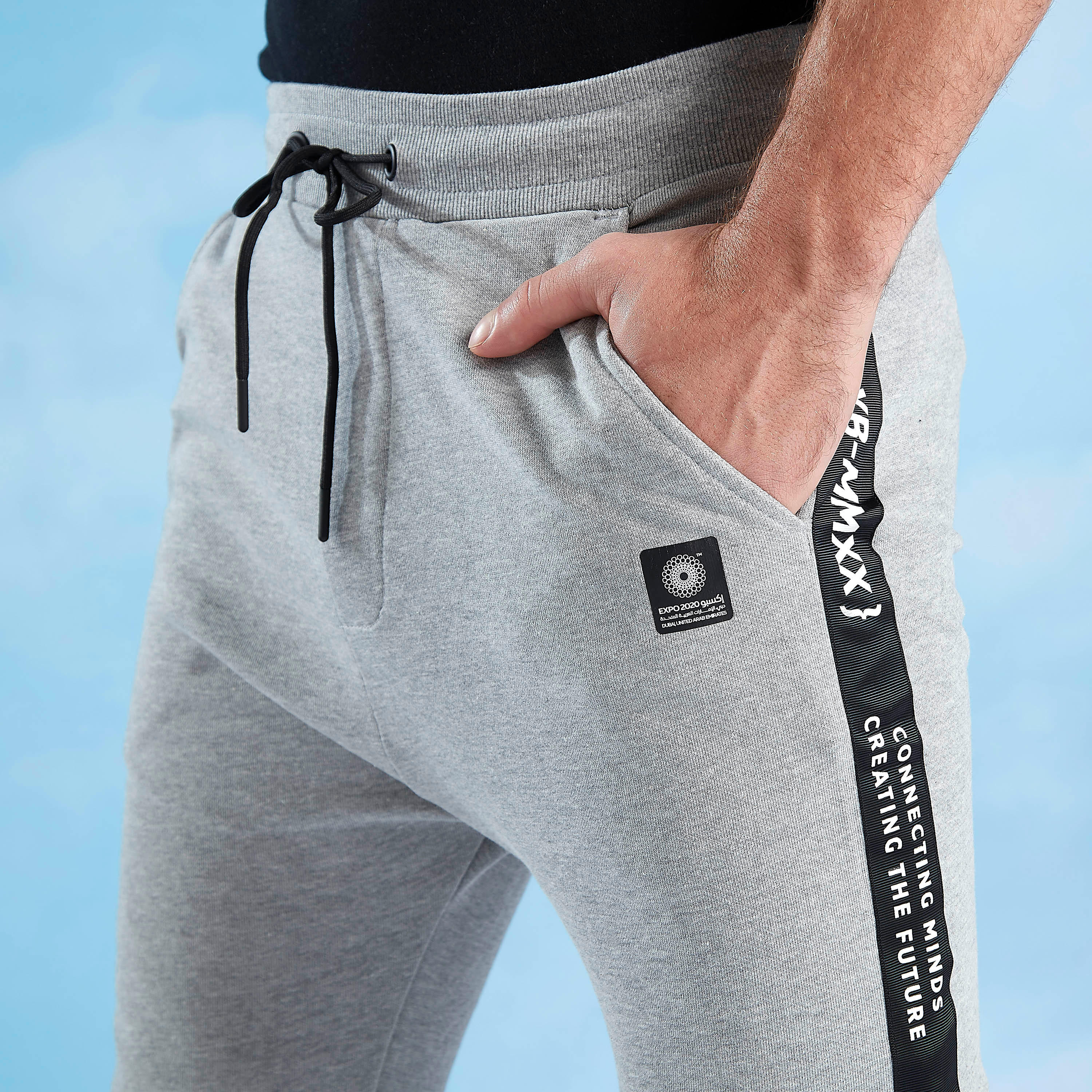 بنطلون رياضي سكيني بخصر متوسط الارتفاع وطبعات إكسبو 2020-men-clothing-bottoms-joggers-image-3