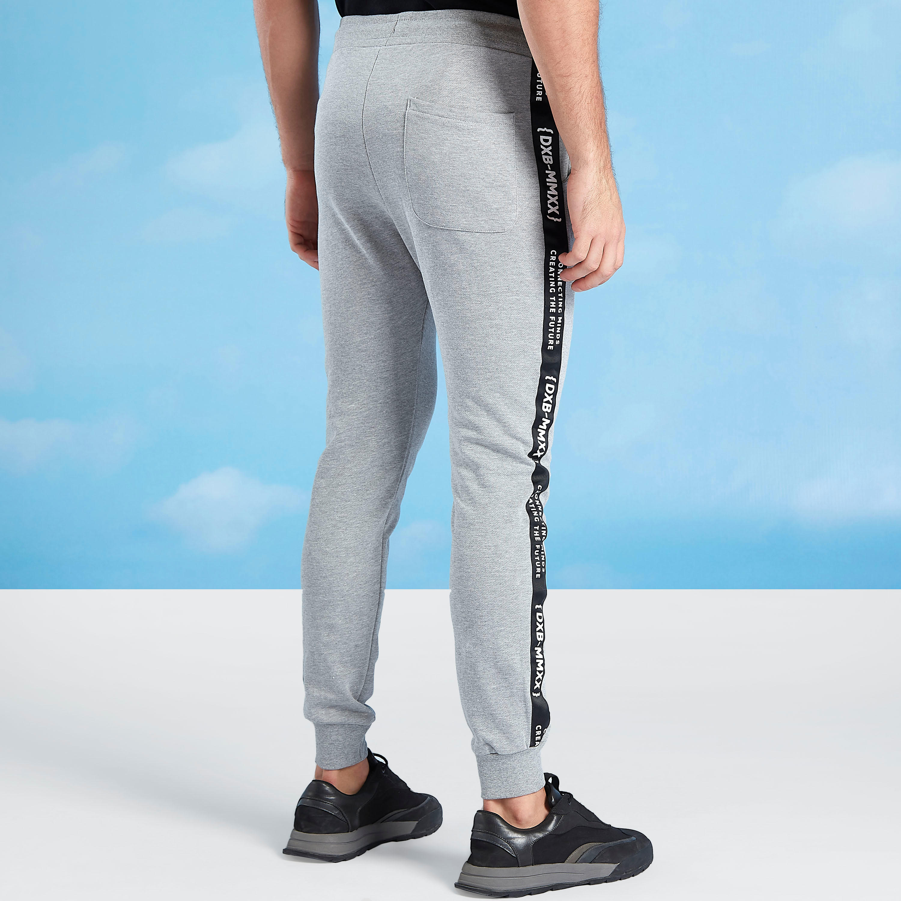 بنطلون رياضي سكيني بخصر متوسط الارتفاع وطبعات إكسبو 2020-men-clothing-bottoms-joggers-image-4