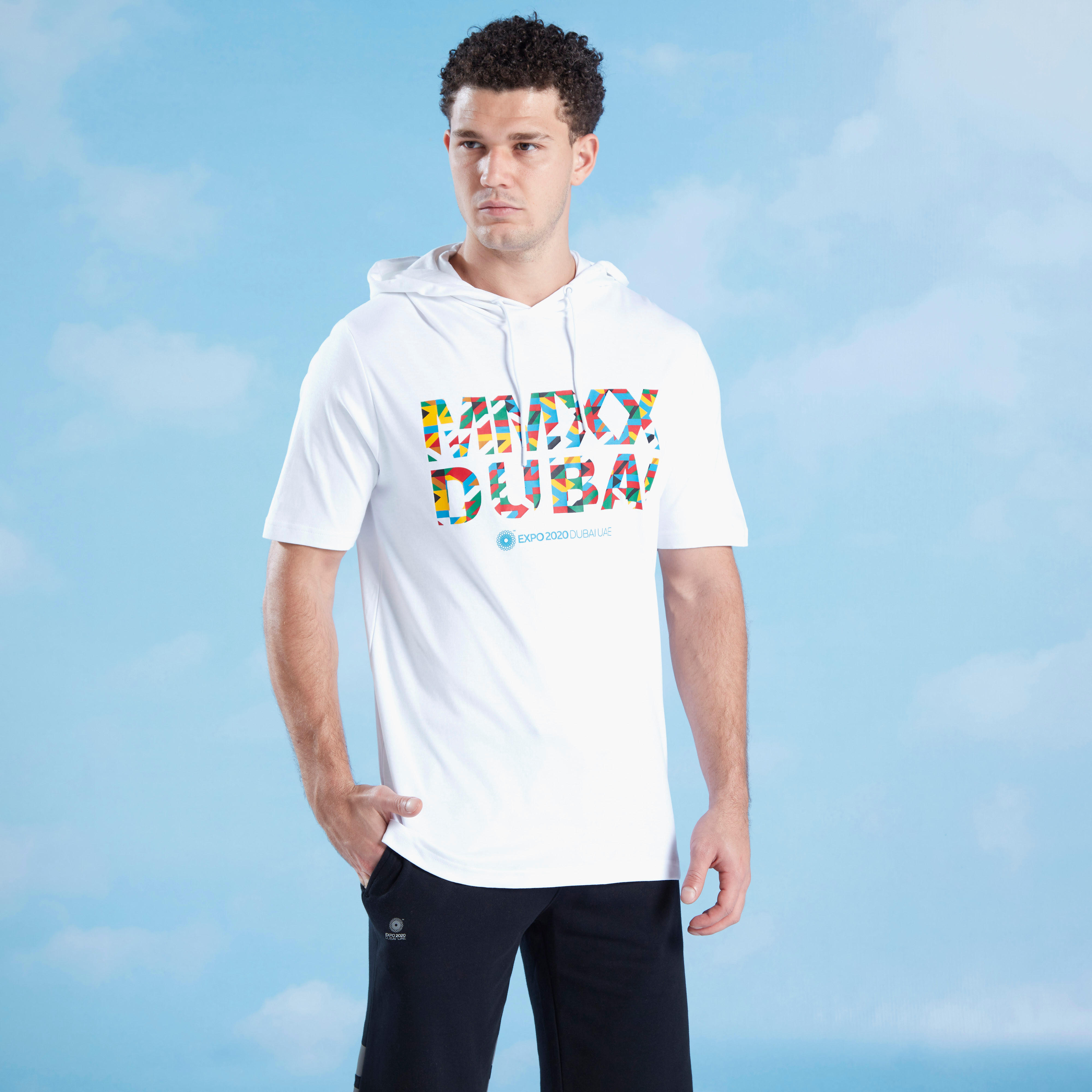 تيشيرت بياقة بقبّعة وأكمام قصيرة وطبعات إكسبو 2020-men-clothing-tshirtsandpolos-tshirts-image-1