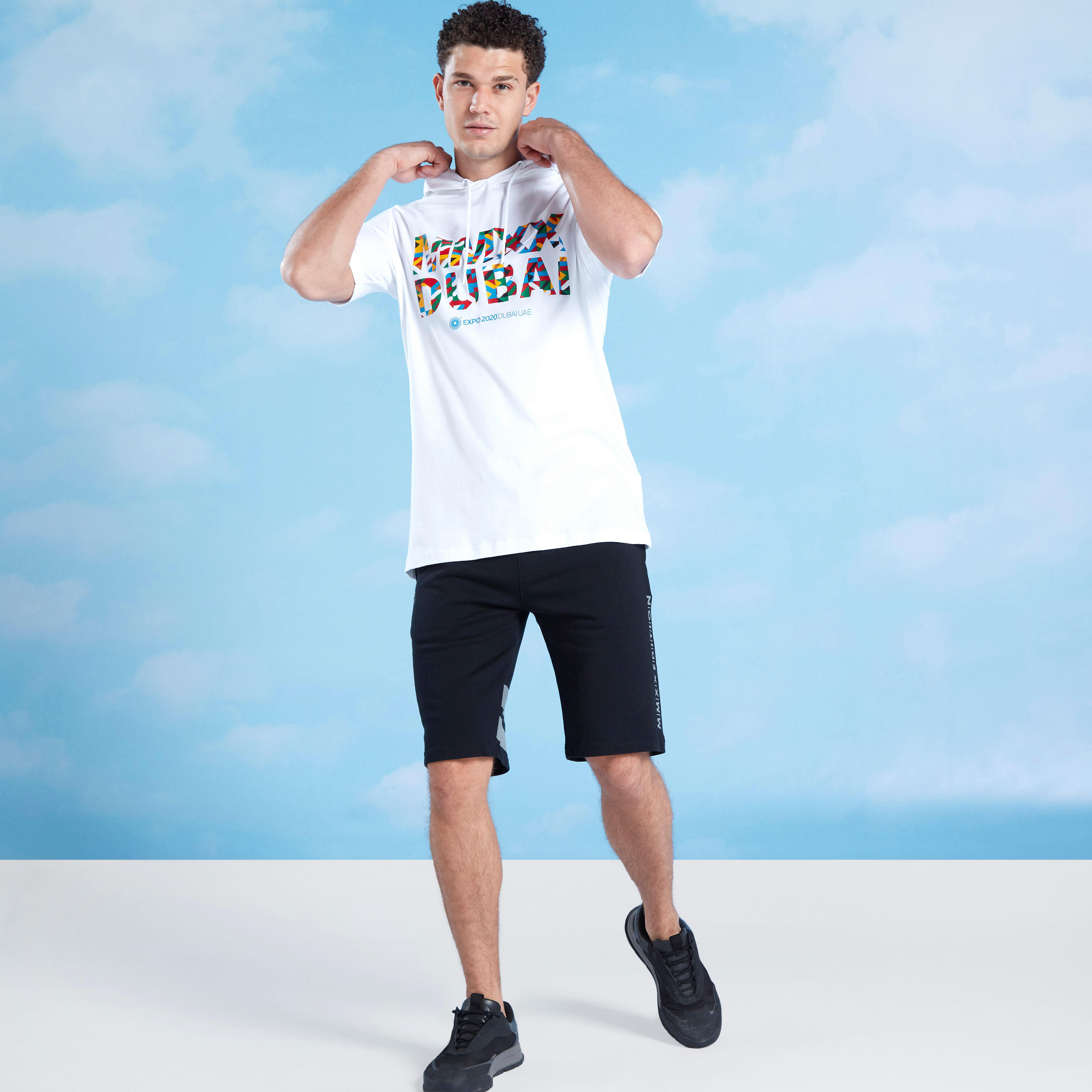 تيشيرت بياقة بقبّعة وأكمام قصيرة وطبعات إكسبو 2020-men-clothing-tshirtsandpolos-tshirts-image-2