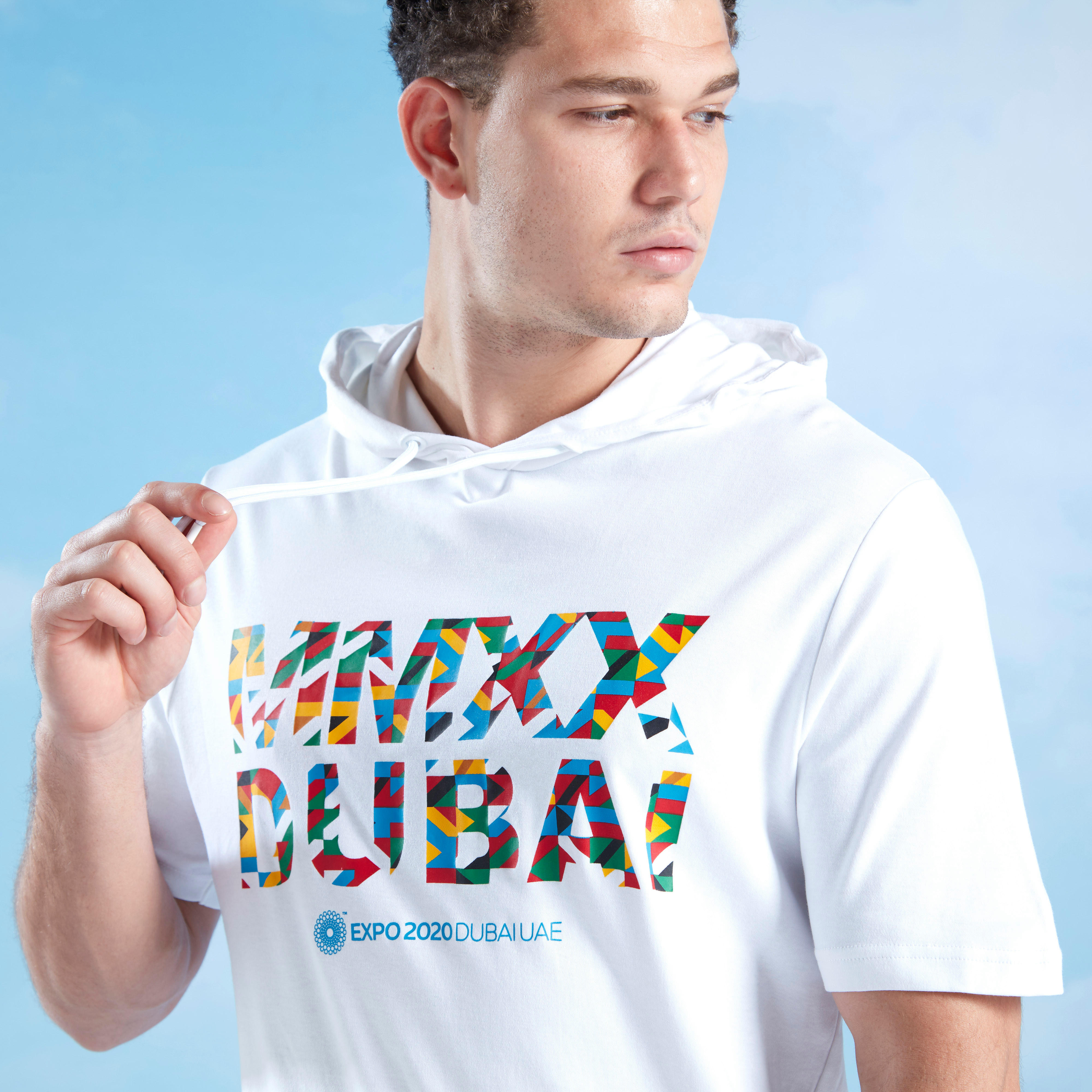 تيشيرت بياقة بقبّعة وأكمام قصيرة وطبعات إكسبو 2020-men-clothing-tshirtsandpolos-tshirts-image-3