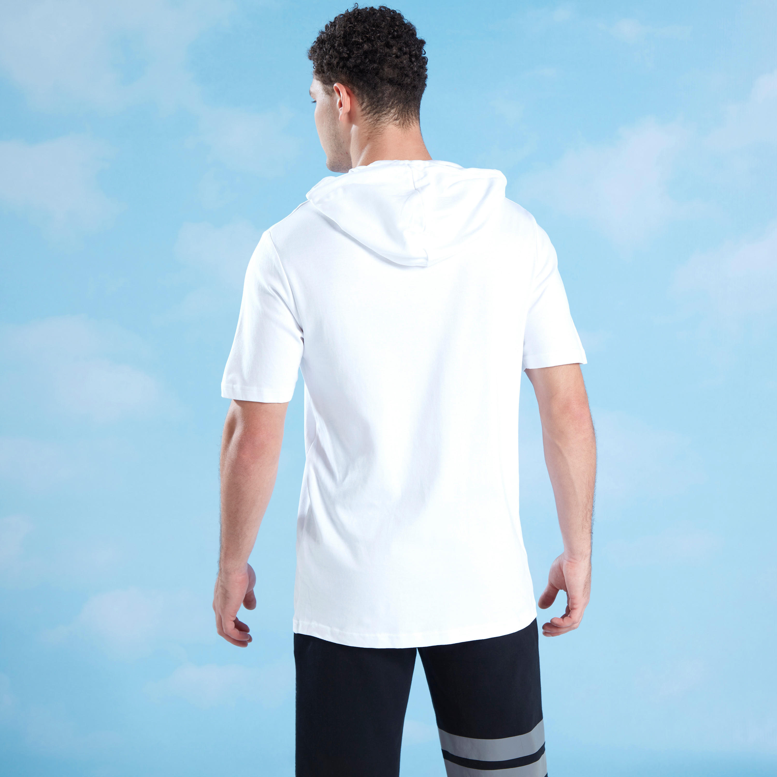 تيشيرت بياقة بقبّعة وأكمام قصيرة وطبعات إكسبو 2020-men-clothing-tshirtsandpolos-tshirts-image-4