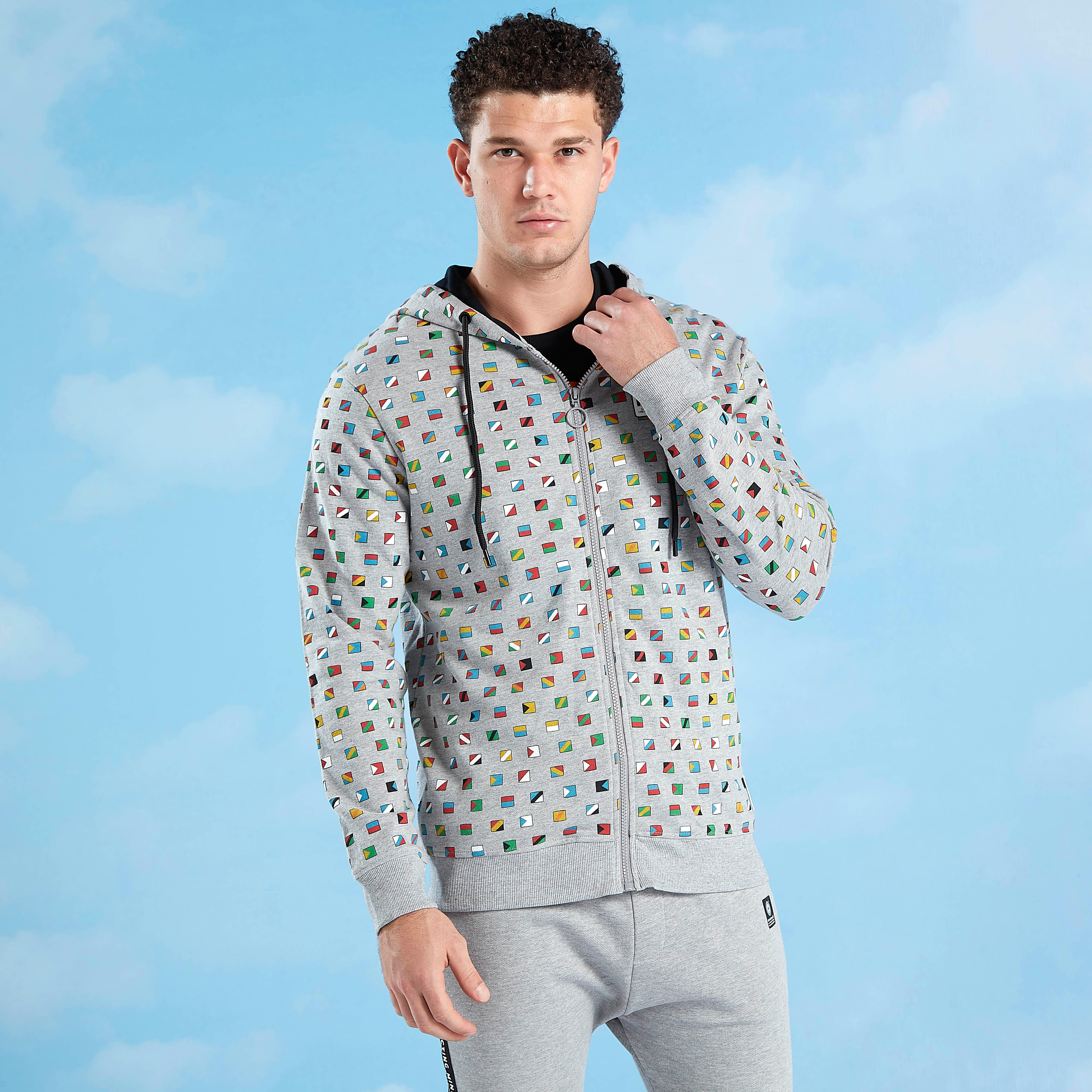 سويت شيرت بأكمام طويلة وقبعة وطبعات-men-winterwear-hoodiesandsweatshirts-image-1
