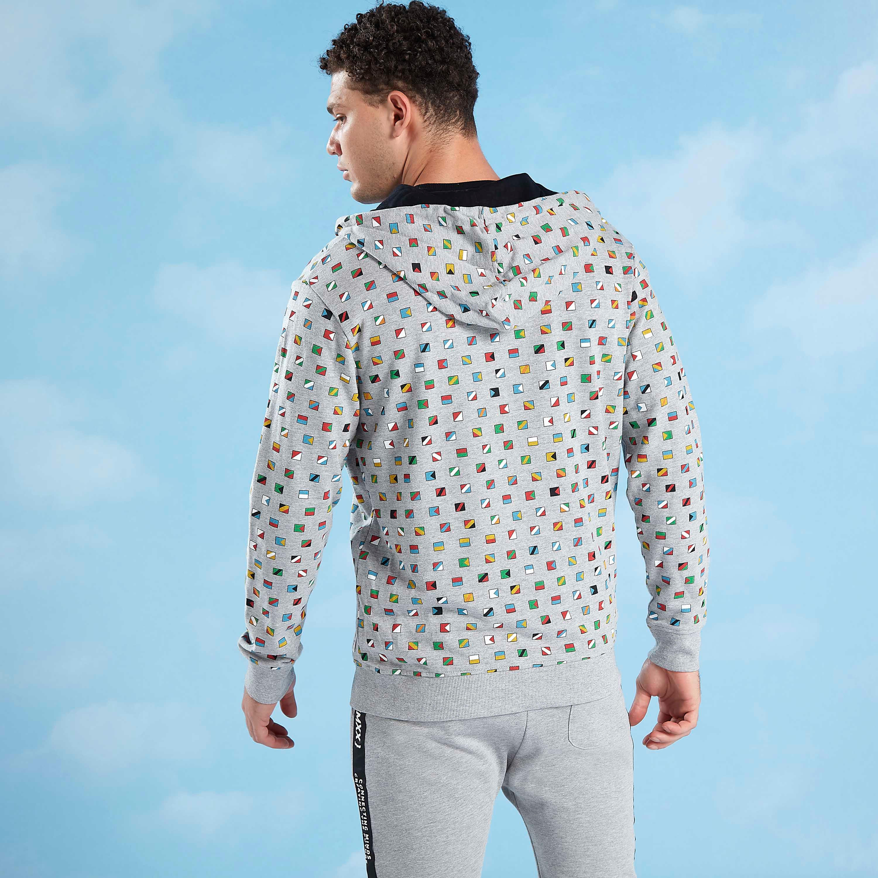 سويت شيرت بأكمام طويلة وقبعة وطبعات-men-winterwear-hoodiesandsweatshirts-image-4