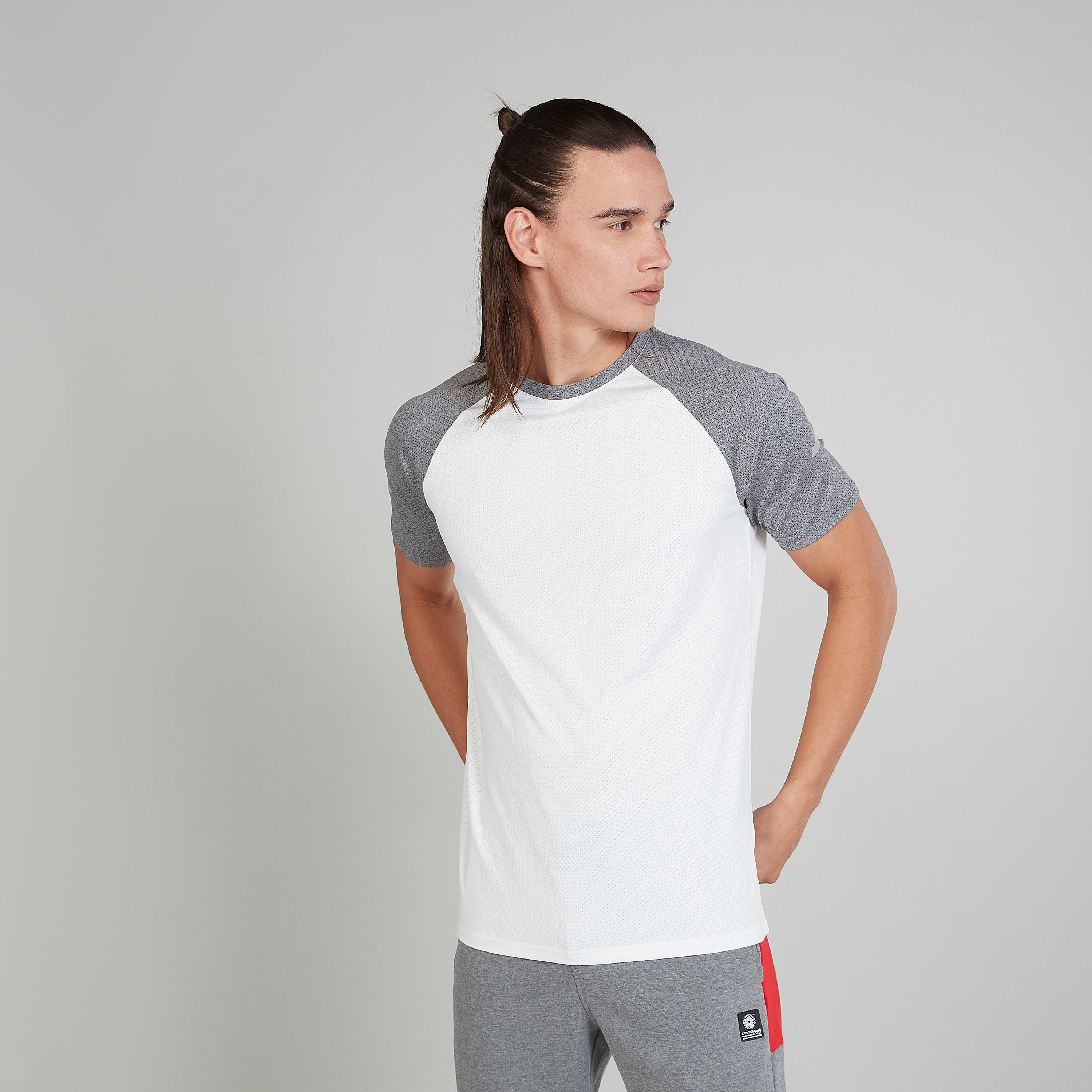 تيشيرت بطبعات وياقة ضيّقة وأكمام مغايرة إكسبو 2020-men-clothing-sportswearandactivewear-tshirtsandpolos-image-1