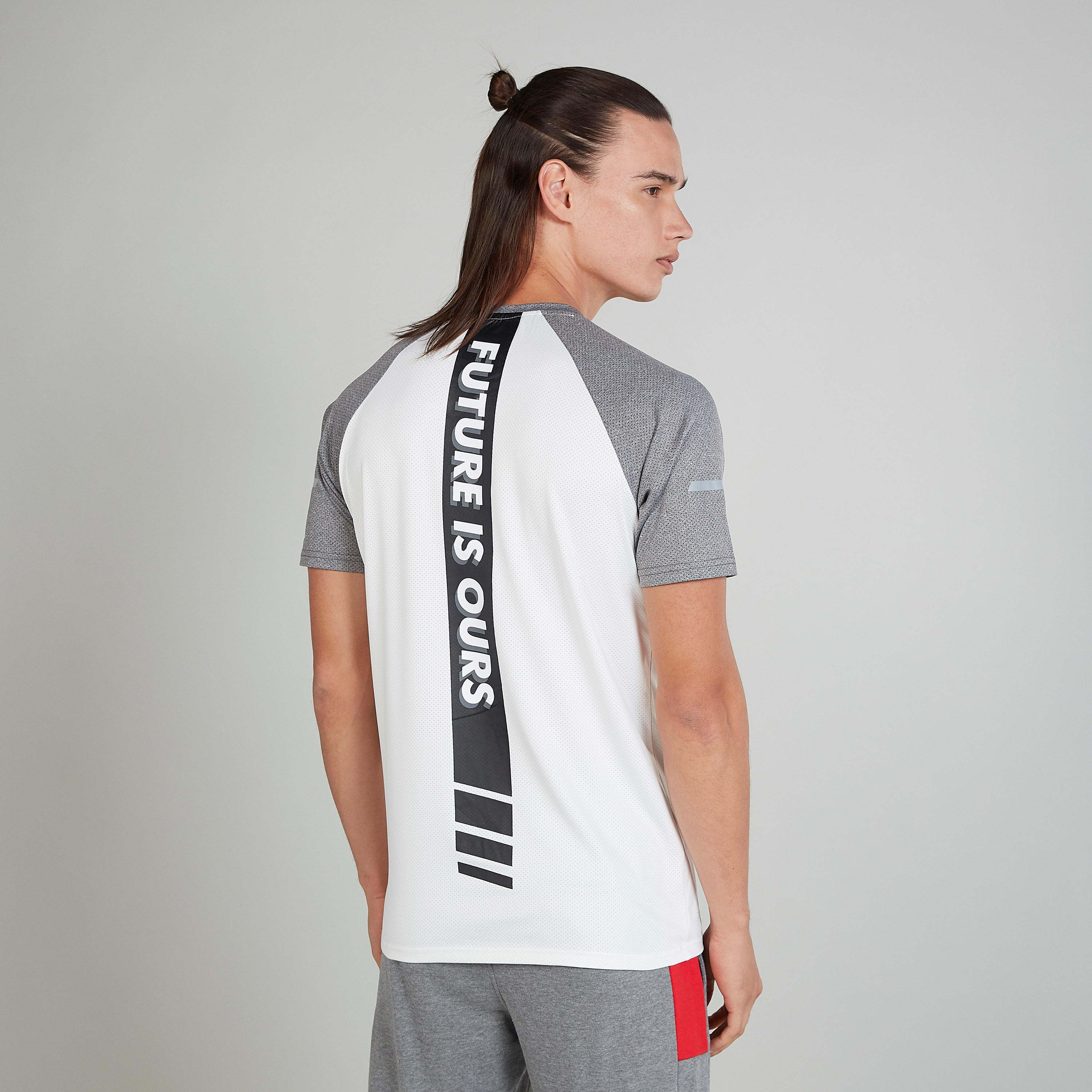 تيشيرت بطبعات وياقة ضيّقة وأكمام مغايرة إكسبو 2020-men-clothing-sportswearandactivewear-tshirtsandpolos-image-4
