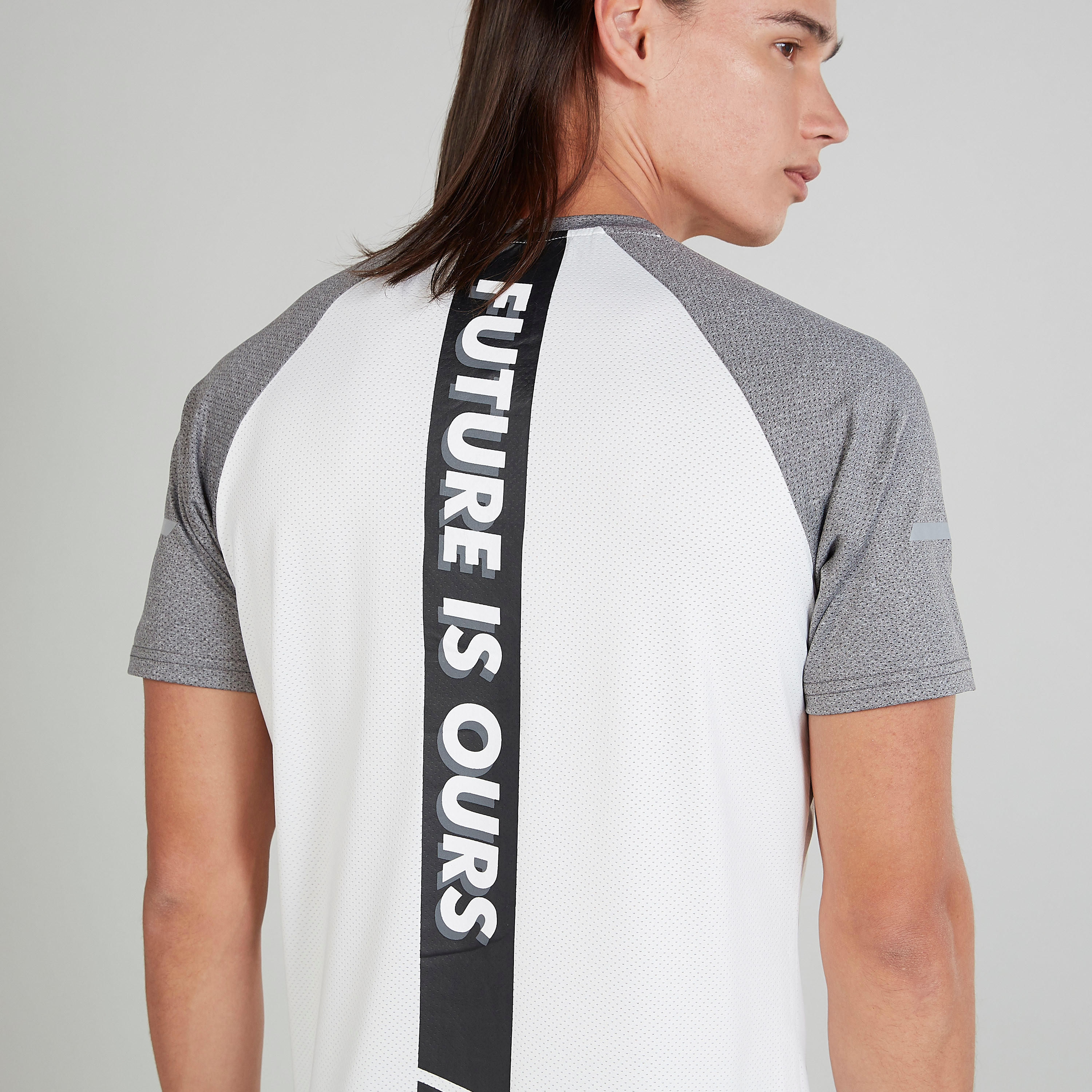 تيشيرت بطبعات وياقة ضيّقة وأكمام مغايرة إكسبو 2020-men-clothing-sportswearandactivewear-tshirtsandpolos-image-5