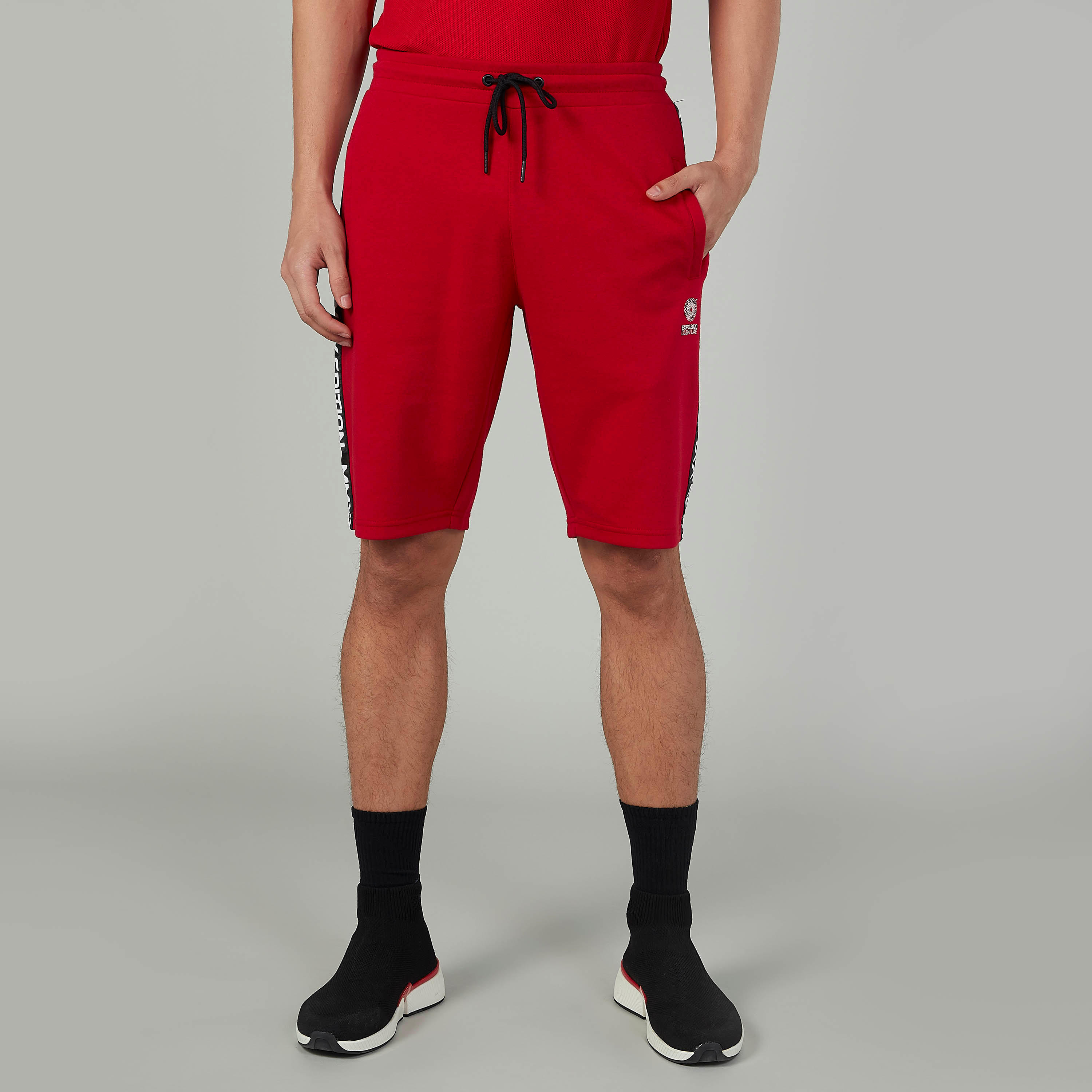 شورت مستدام سادة بطبعات وبشريط وجيوب إكسبو 2020-men-clothing-sportswearandactivewear-bottoms-image-1