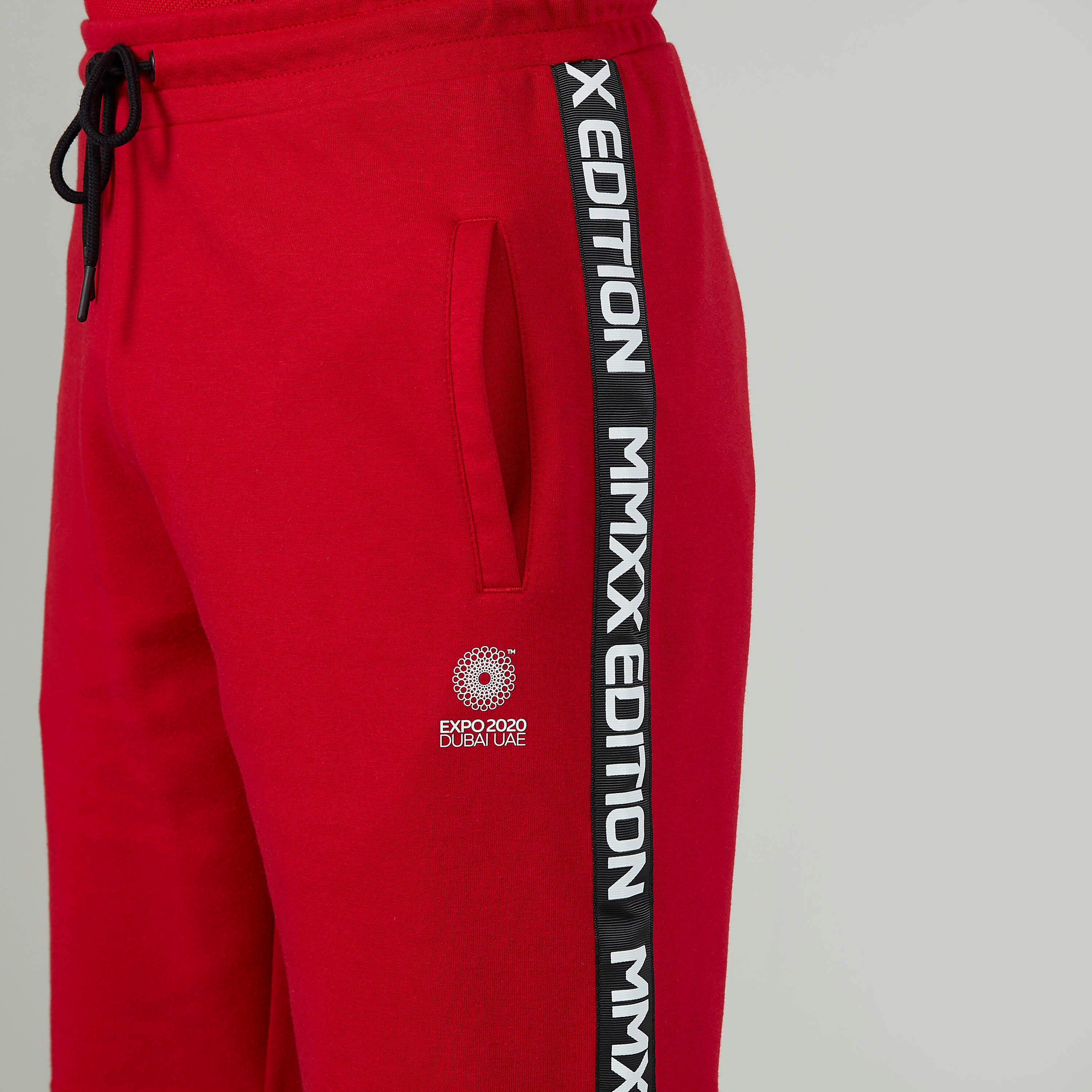 شورت مستدام سادة بطبعات وبشريط وجيوب إكسبو 2020-men-clothing-sportswearandactivewear-bottoms-image-3
