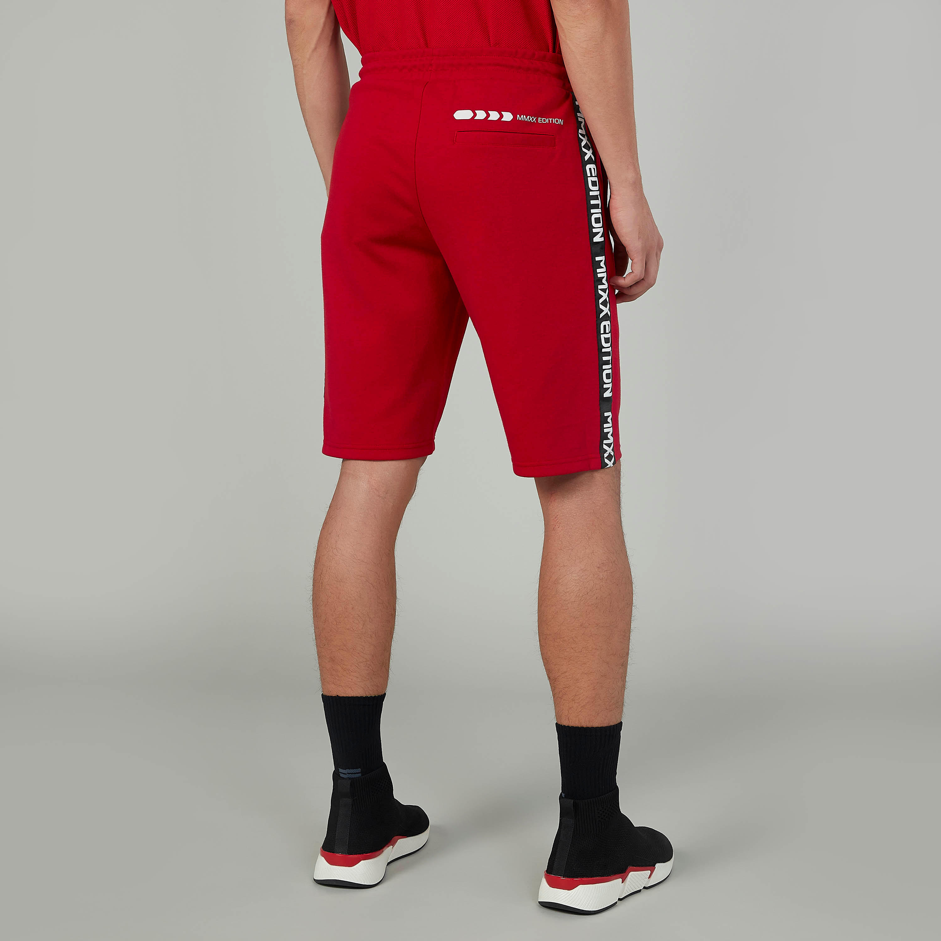 شورت مستدام سادة بطبعات وبشريط وجيوب إكسبو 2020-men-clothing-sportswearandactivewear-bottoms-image-4