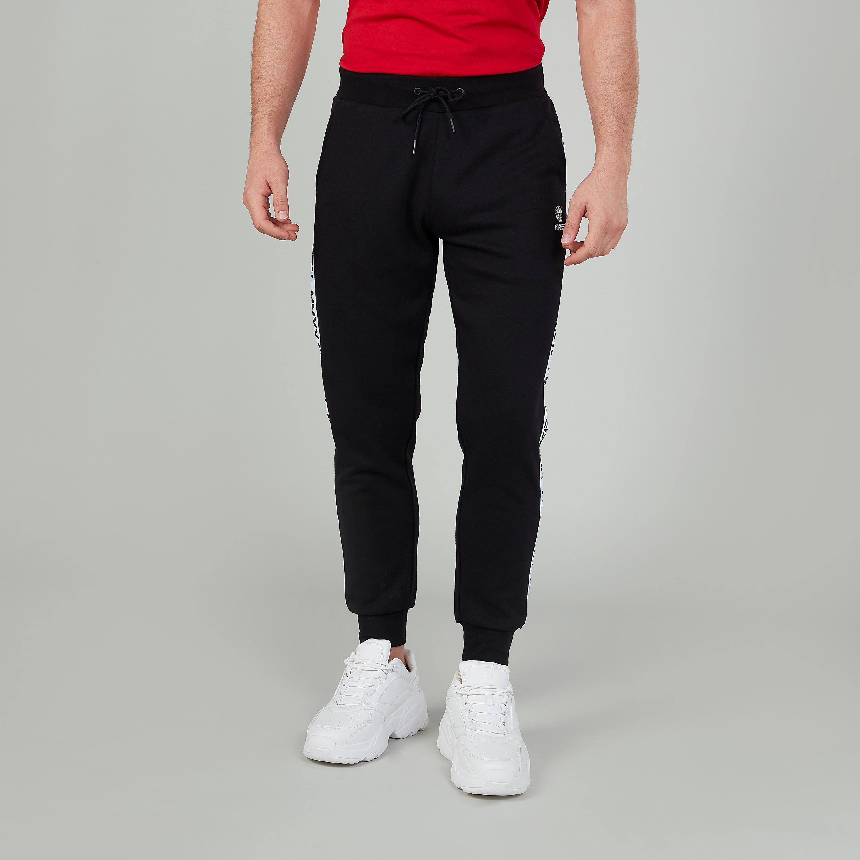 بنطلون رياضي سادة بخصر متوسط الارتفاع وجيوب وشريطة إكسبو 2020-men-clothing-sportswearandactivewear-bottoms-image-1