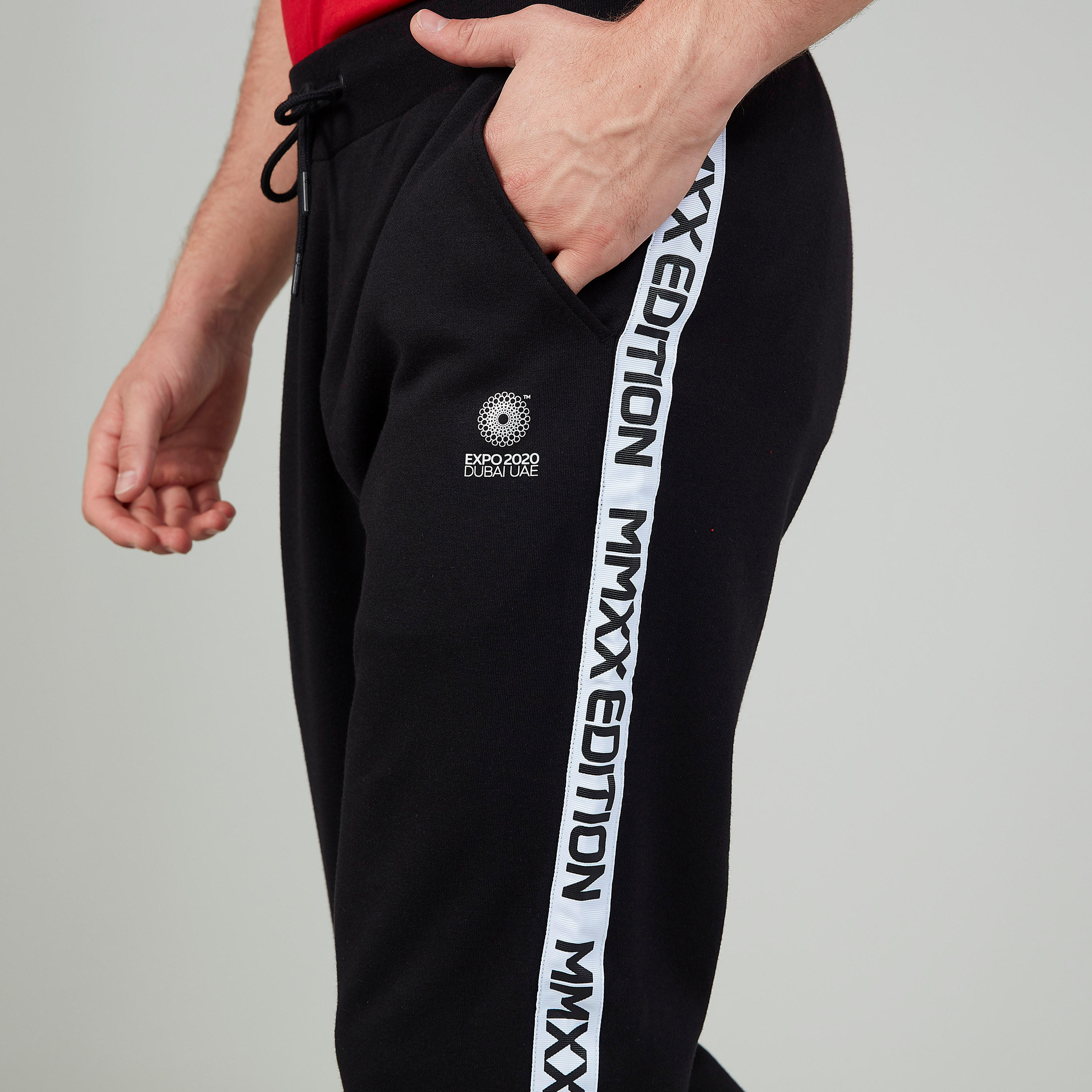 بنطلون رياضي سادة بخصر متوسط الارتفاع وجيوب وشريطة إكسبو 2020-men-clothing-sportswearandactivewear-bottoms-image-3