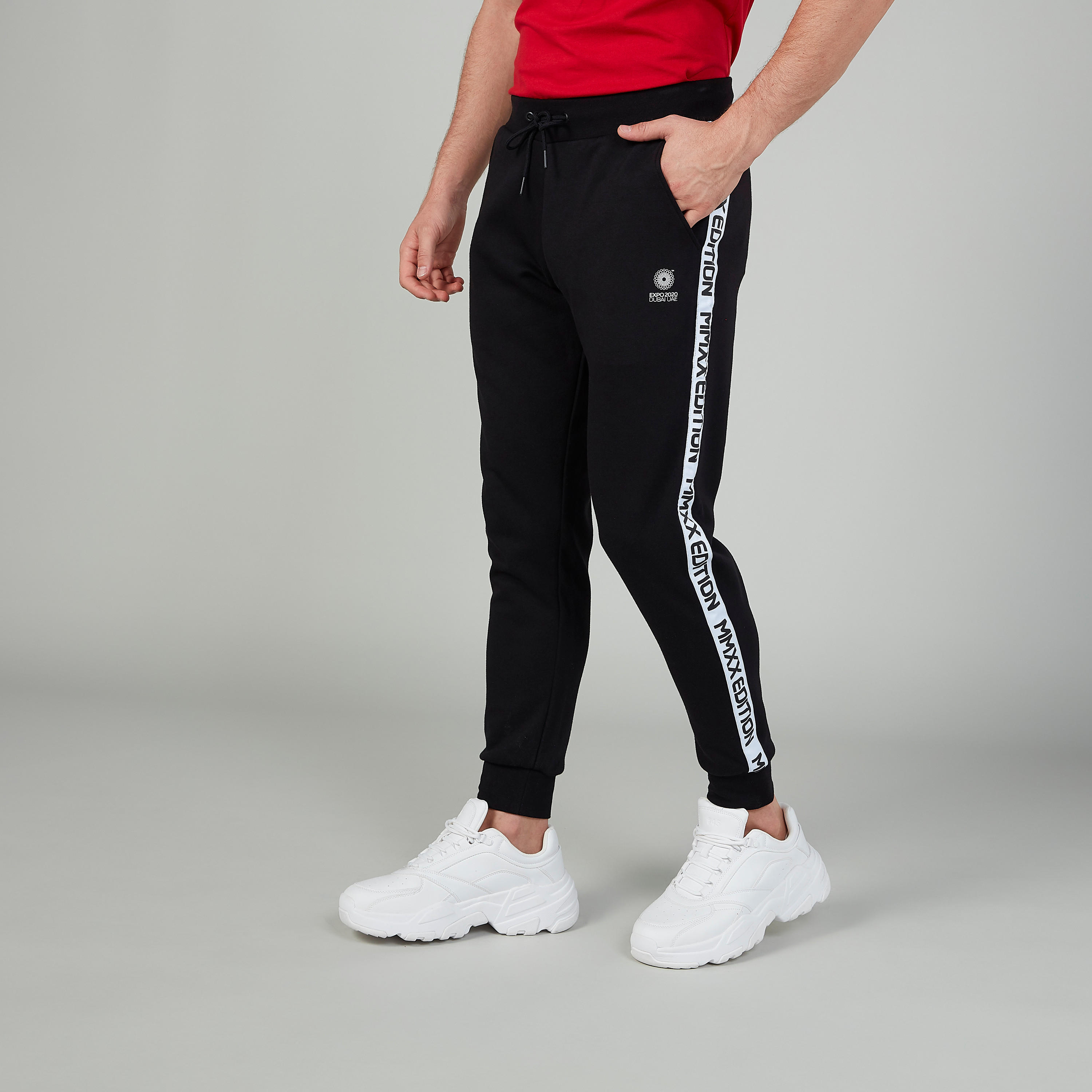 بنطلون رياضي سادة بخصر متوسط الارتفاع وجيوب وشريطة إكسبو 2020-men-clothing-sportswearandactivewear-bottoms-image-5