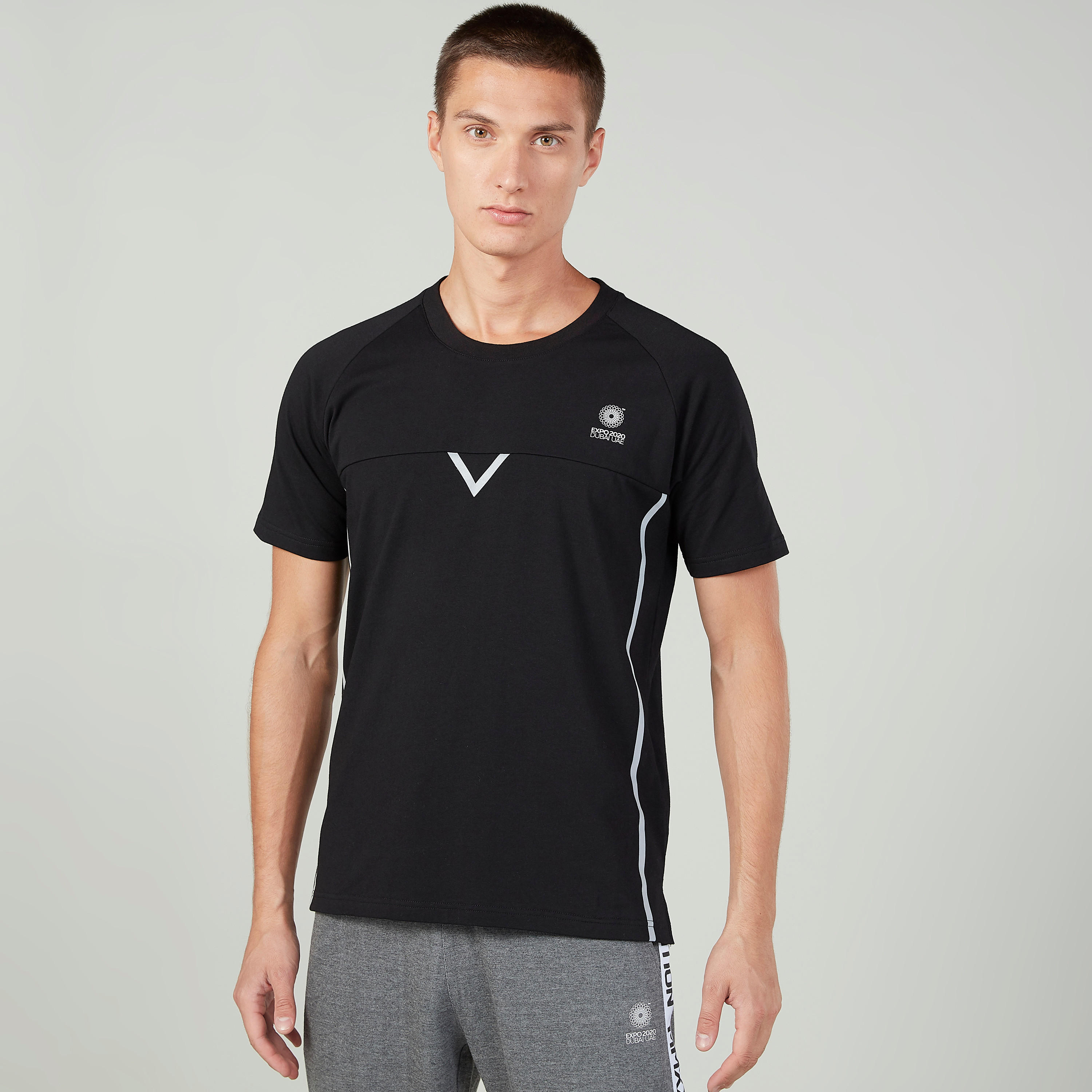 تيشيرت بطبعات وياقة مستديرة وأكمام قصيرة إكسبو 2020-men-clothing-sportswearandactivewear-tshirtsandpolos-image-1