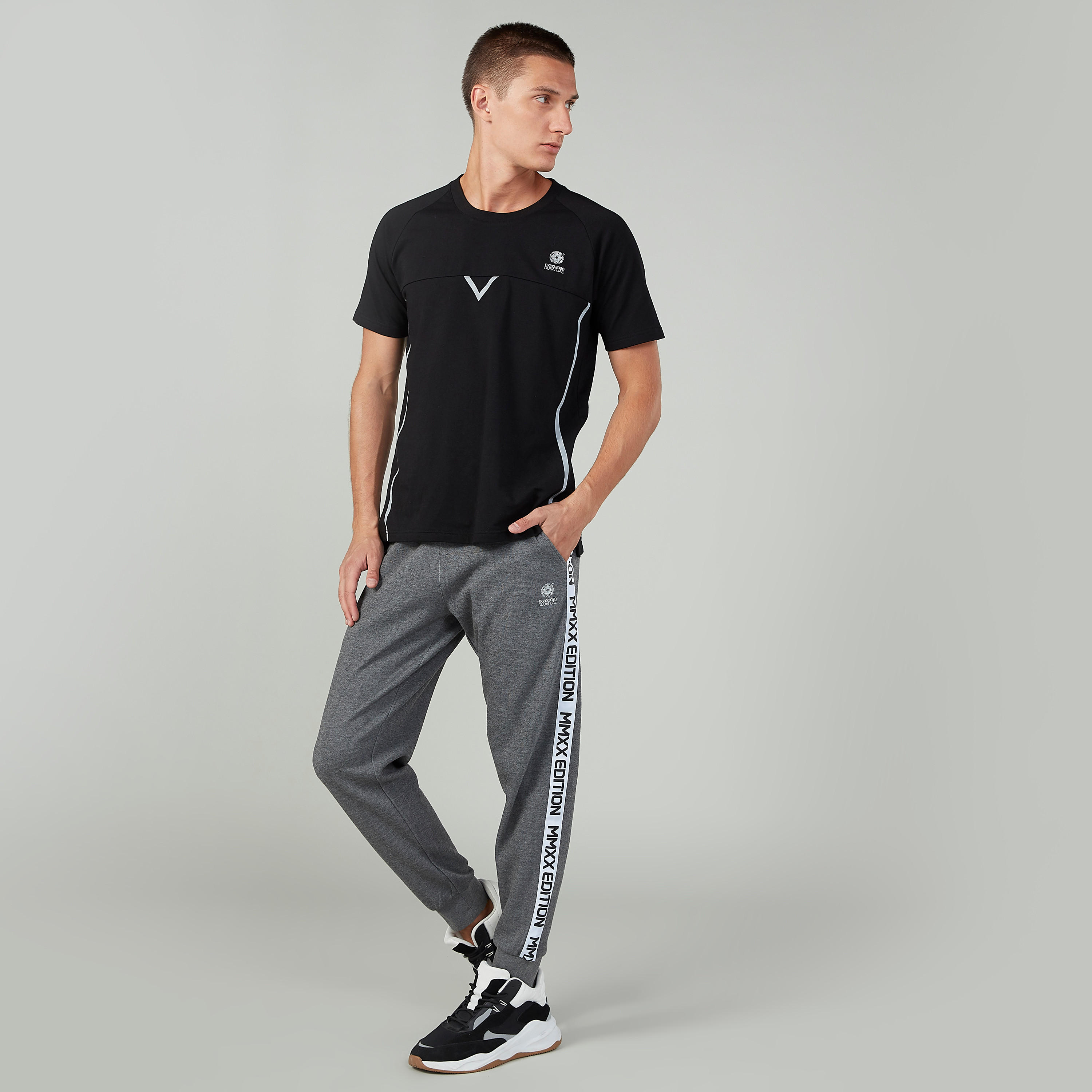 تيشيرت بطبعات وياقة مستديرة وأكمام قصيرة إكسبو 2020-men-clothing-sportswearandactivewear-tshirtsandpolos-image-2