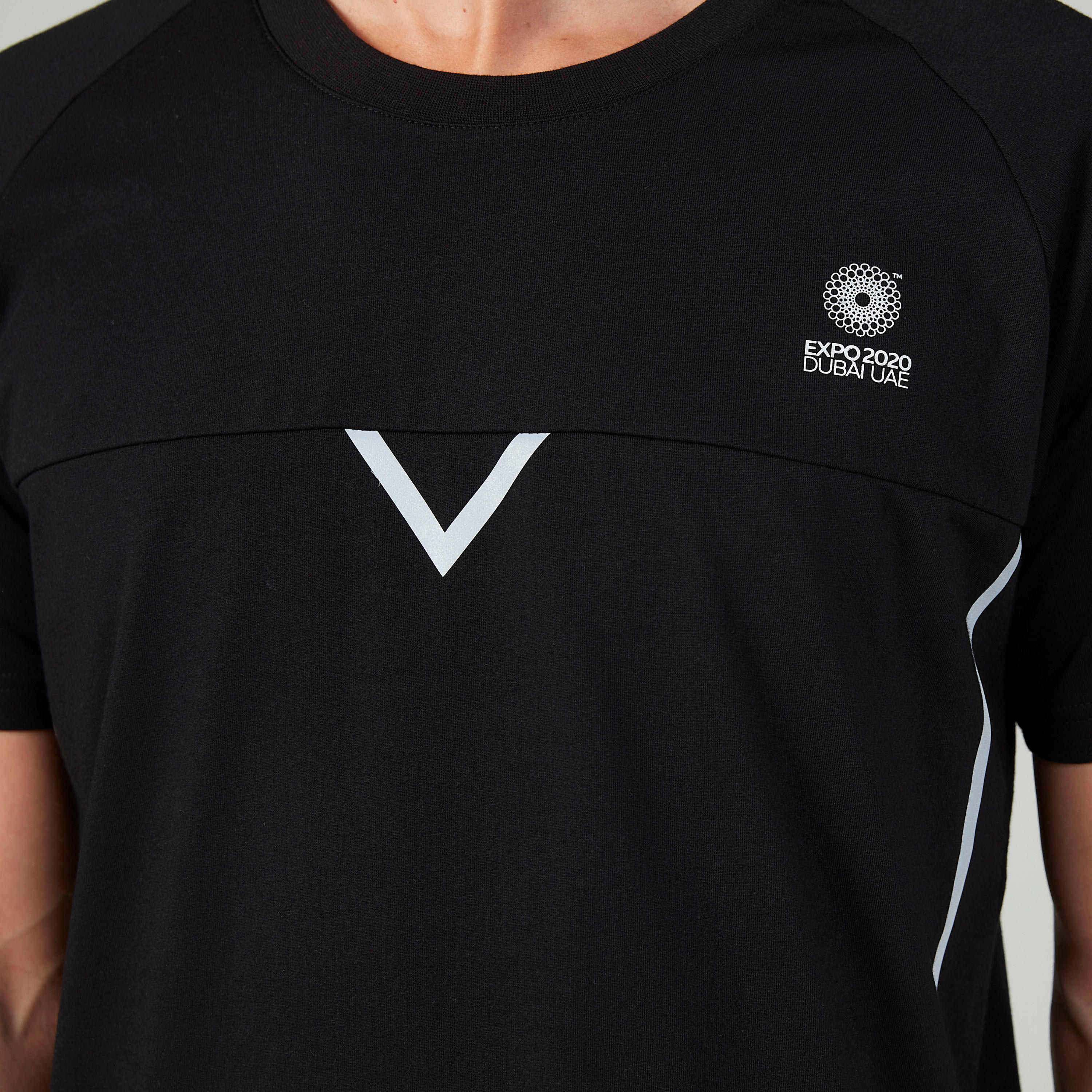 تيشيرت بطبعات وياقة مستديرة وأكمام قصيرة إكسبو 2020-men-clothing-sportswearandactivewear-tshirtsandpolos-image-3