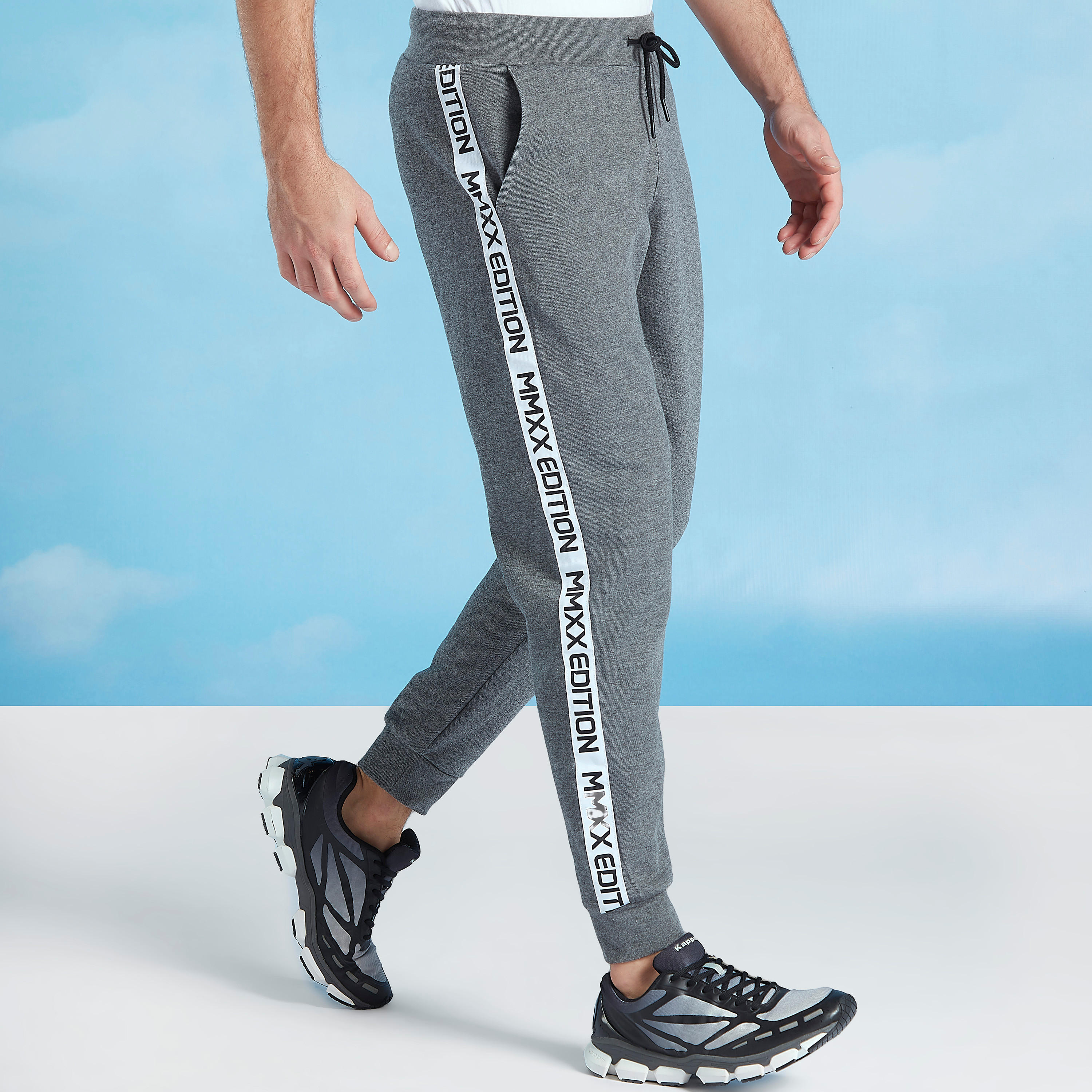 بنطلون رياضي سادة بطبعات وخصر مطاطي وشريطة إكسبو 2020-men-clothing-sportswearandactivewear-bottoms-image-1