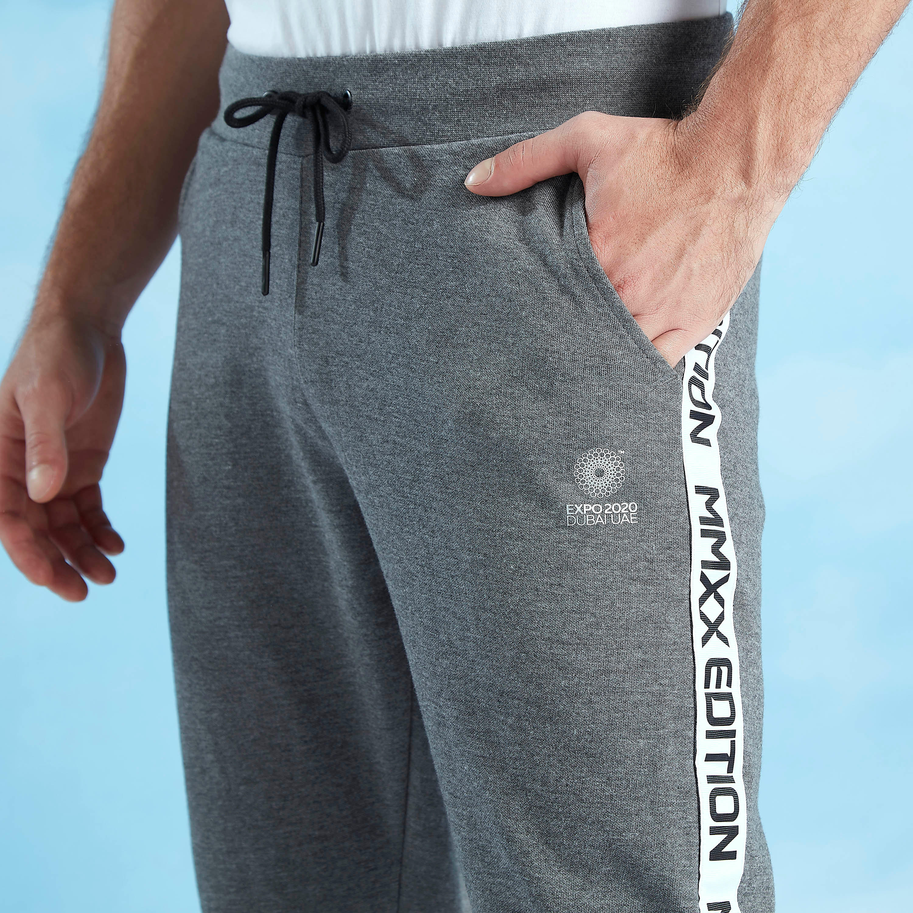 بنطلون رياضي سادة بطبعات وخصر مطاطي وشريطة إكسبو 2020-men-clothing-sportswearandactivewear-bottoms-image-3