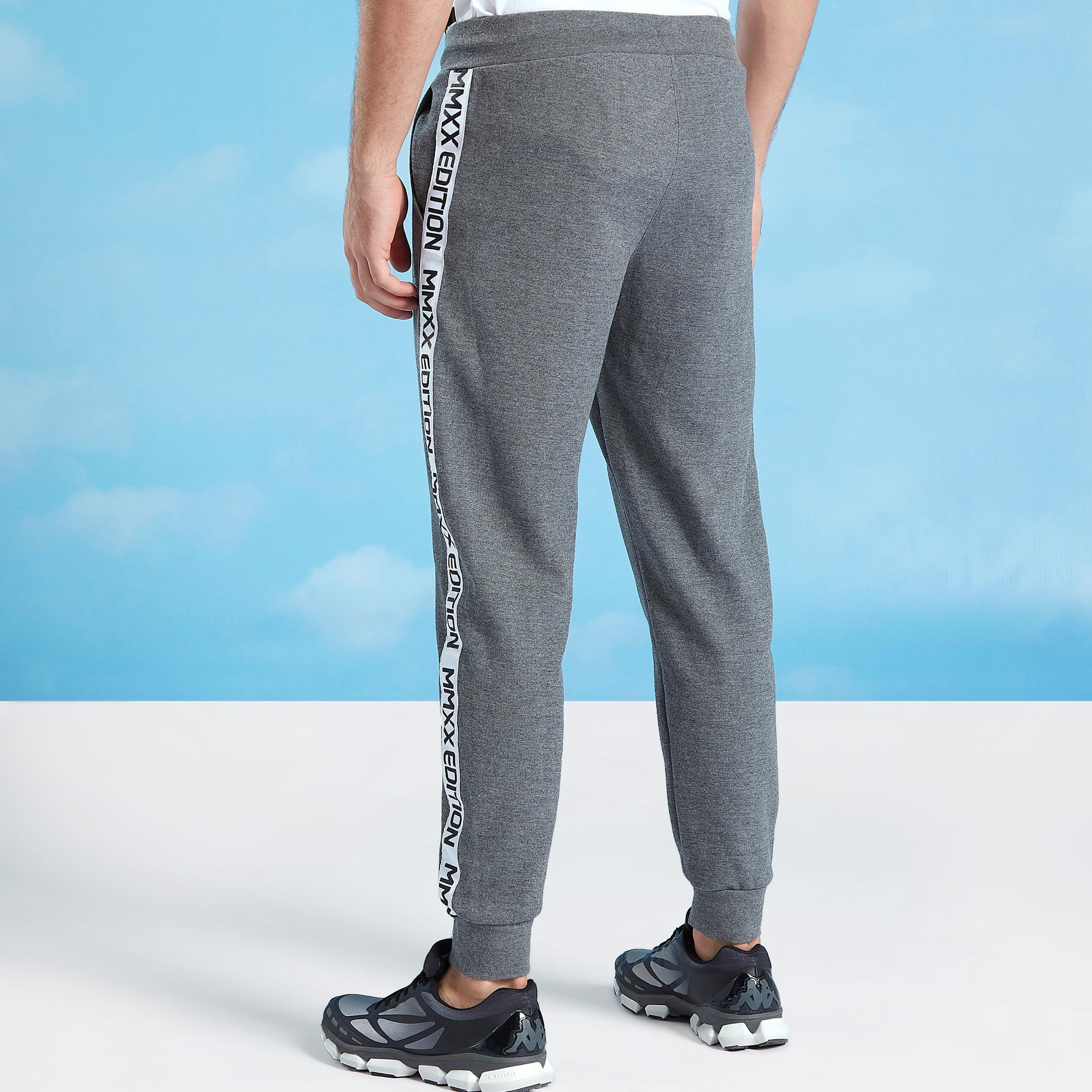 بنطلون رياضي سادة بطبعات وخصر مطاطي وشريطة إكسبو 2020-men-clothing-sportswearandactivewear-bottoms-image-4