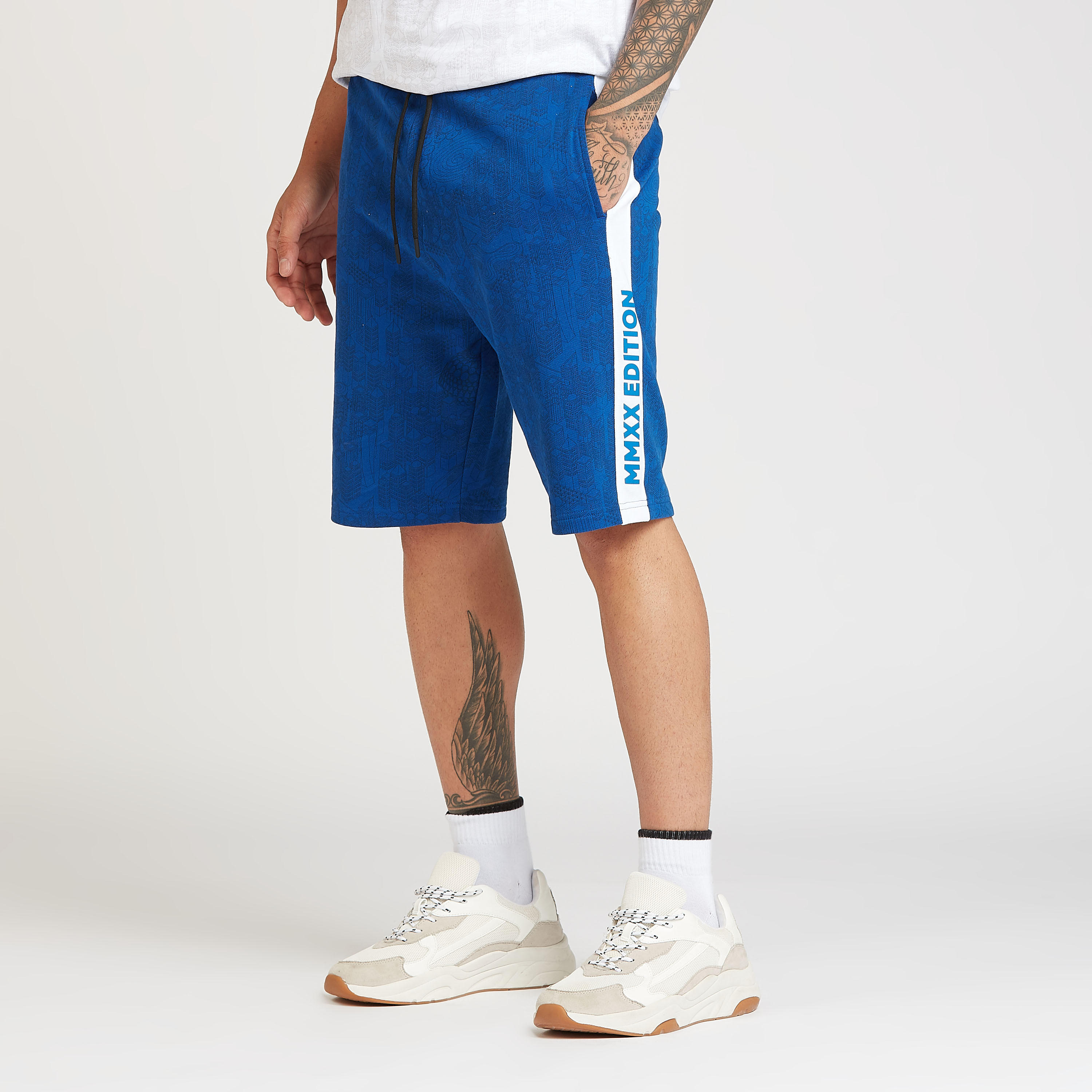 شورت سليم فيت بطبعات بخصر متوسط الارتفاع ورباط وجيوب-men-clothing-bottoms-shorts-image-1