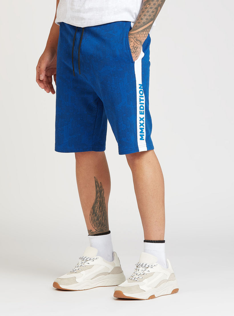 شورت سليم فيت بطبعات بخصر متوسط الارتفاع ورباط وجيوب-men-clothing-bottoms-shorts-image-1
