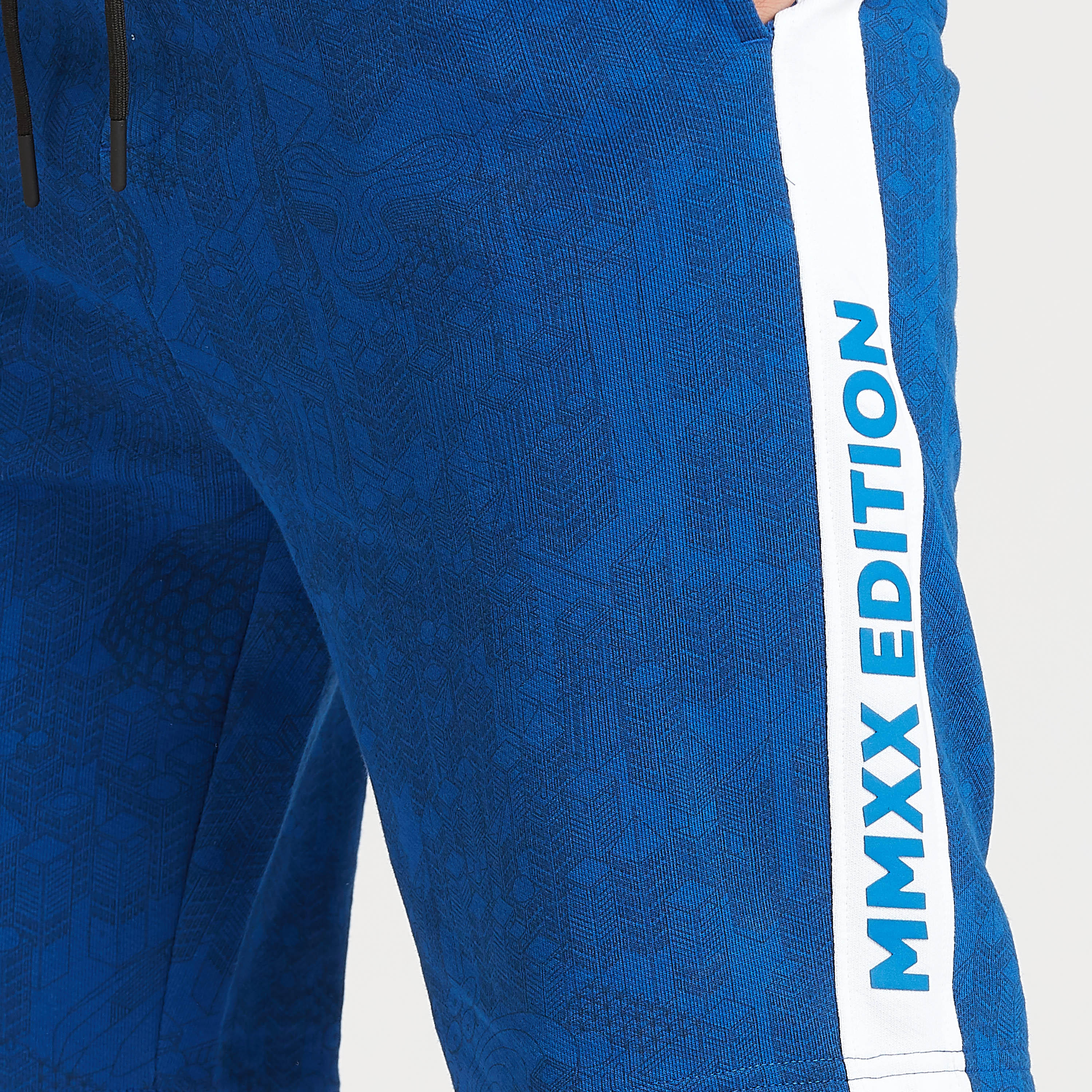 شورت سليم فيت بطبعات بخصر متوسط الارتفاع ورباط وجيوب-men-clothing-bottoms-shorts-image-3