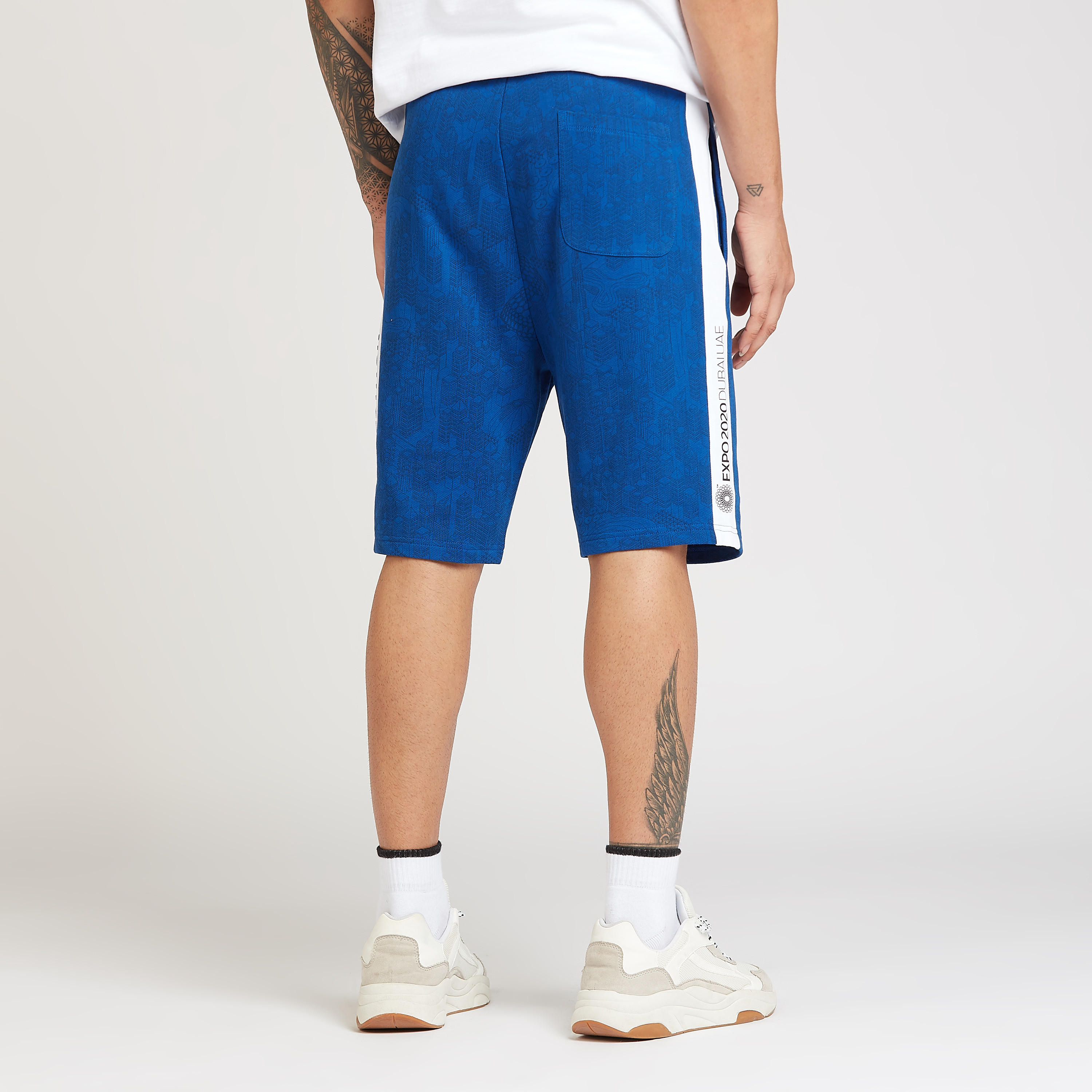 شورت سليم فيت بطبعات بخصر متوسط الارتفاع ورباط وجيوب-men-clothing-bottoms-shorts-image-4