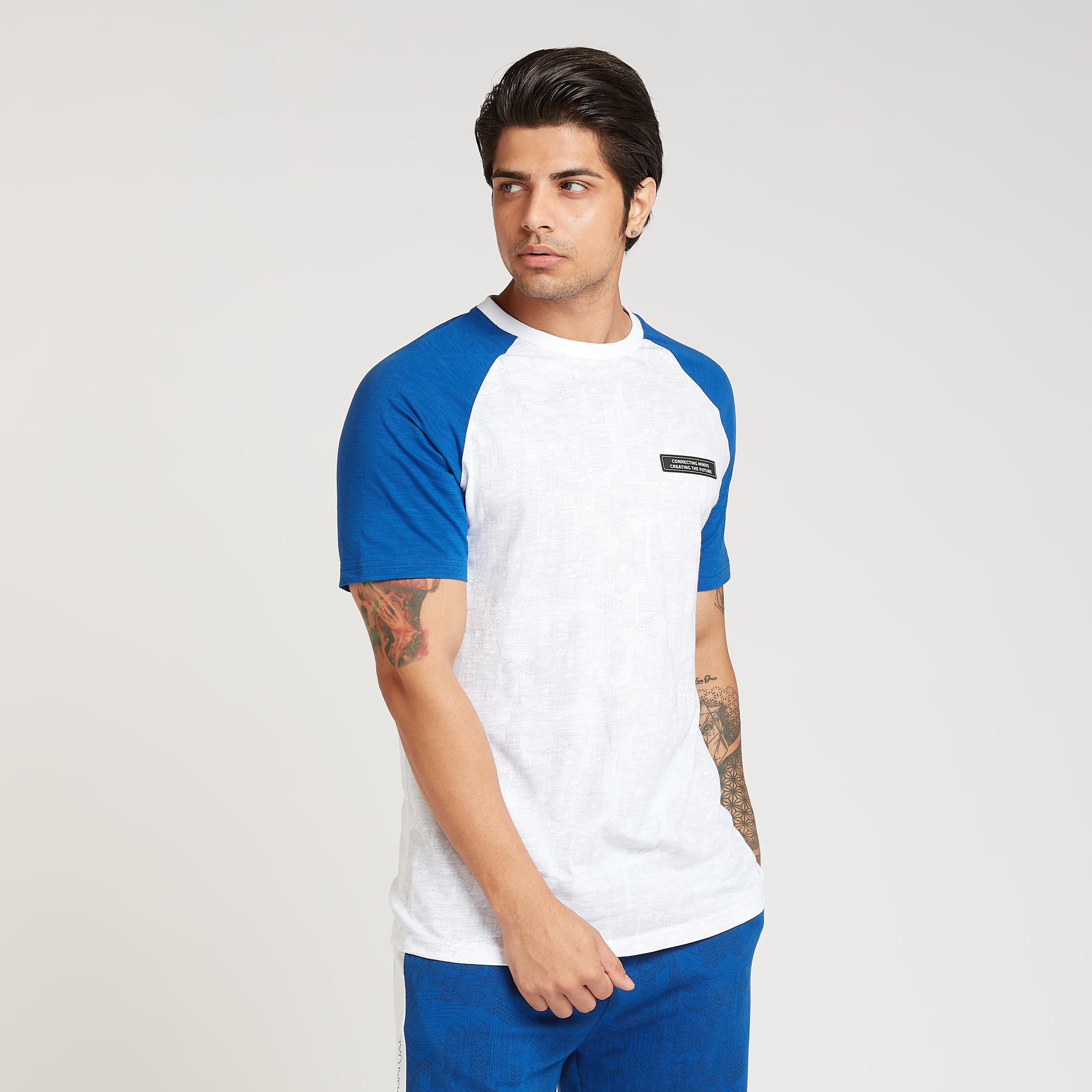 تيشيرت سادة بياقة ضيّقة وأكمام مغايرة-men-clothing-tshirtsandpolos-tshirts-image-5