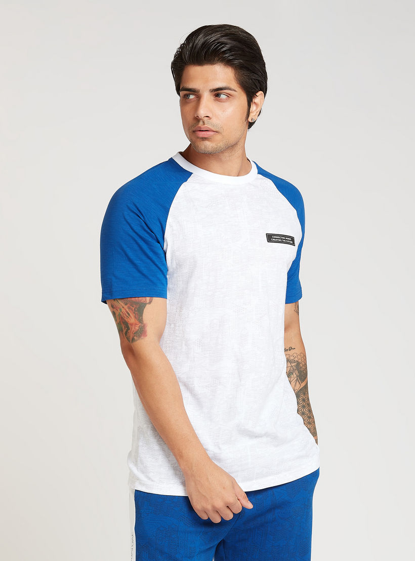 تيشيرت سادة بياقة ضيّقة وأكمام مغايرة-men-clothing-tshirtsandpolos-tshirts-image-5
