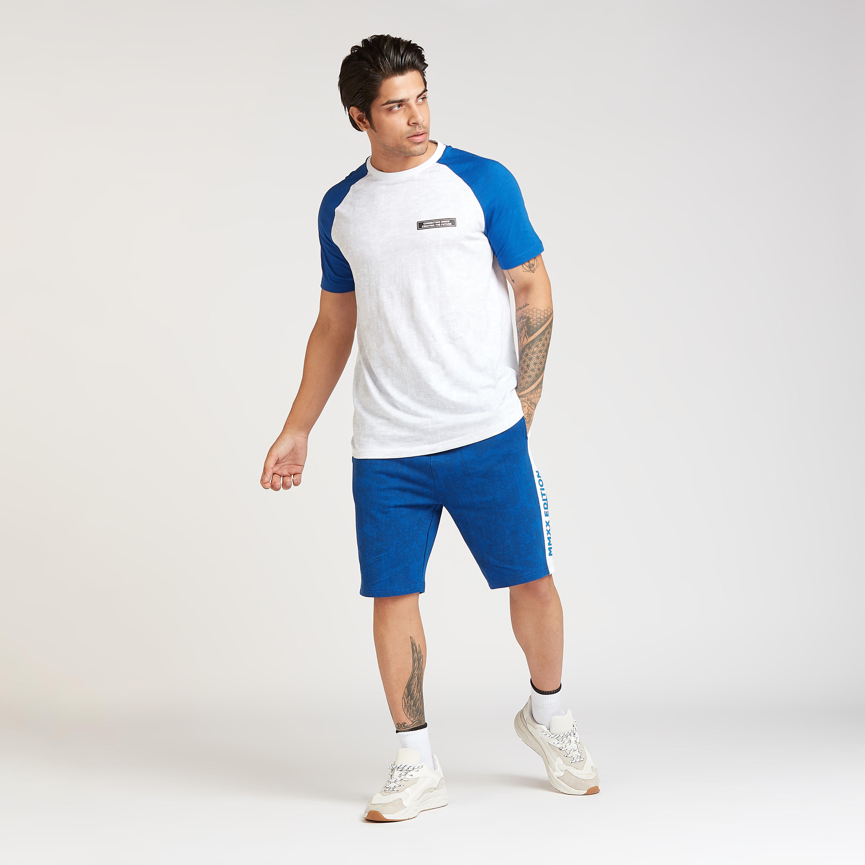 تيشيرت سادة بياقة ضيّقة وأكمام مغايرة-men-clothing-tshirtsandpolos-tshirts-image-4