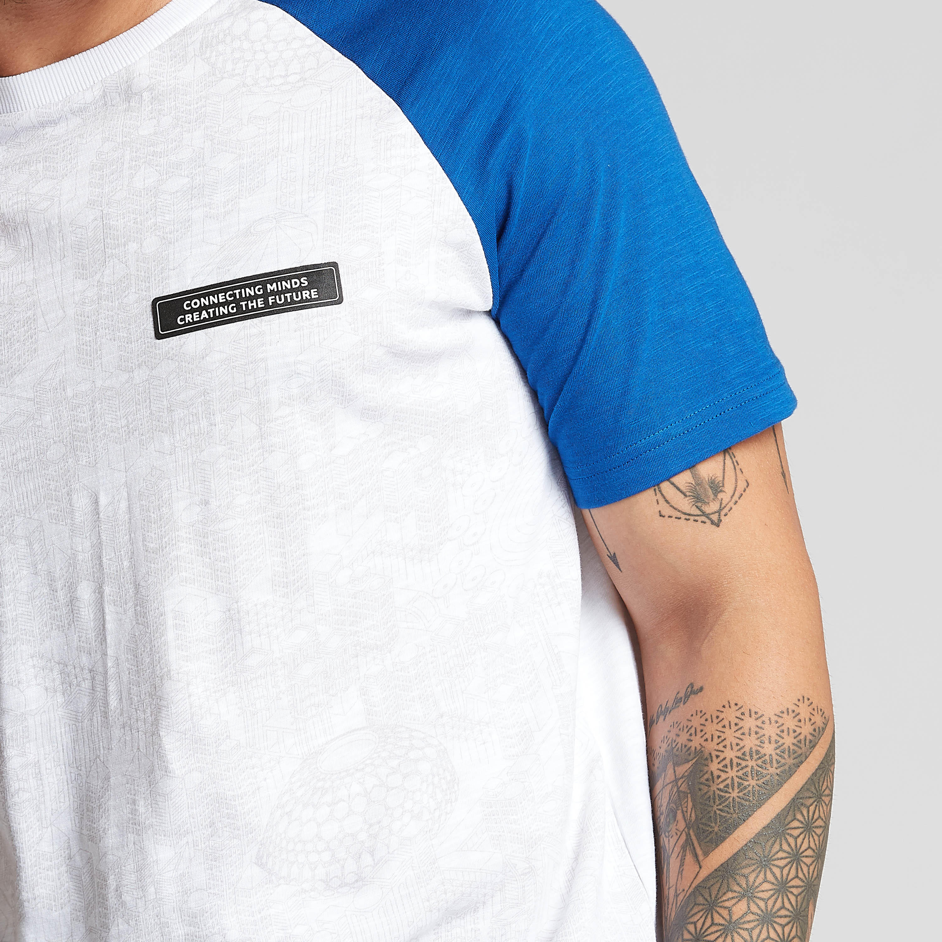 تيشيرت سادة بياقة ضيّقة وأكمام مغايرة-men-clothing-tshirtsandpolos-tshirts-image-3