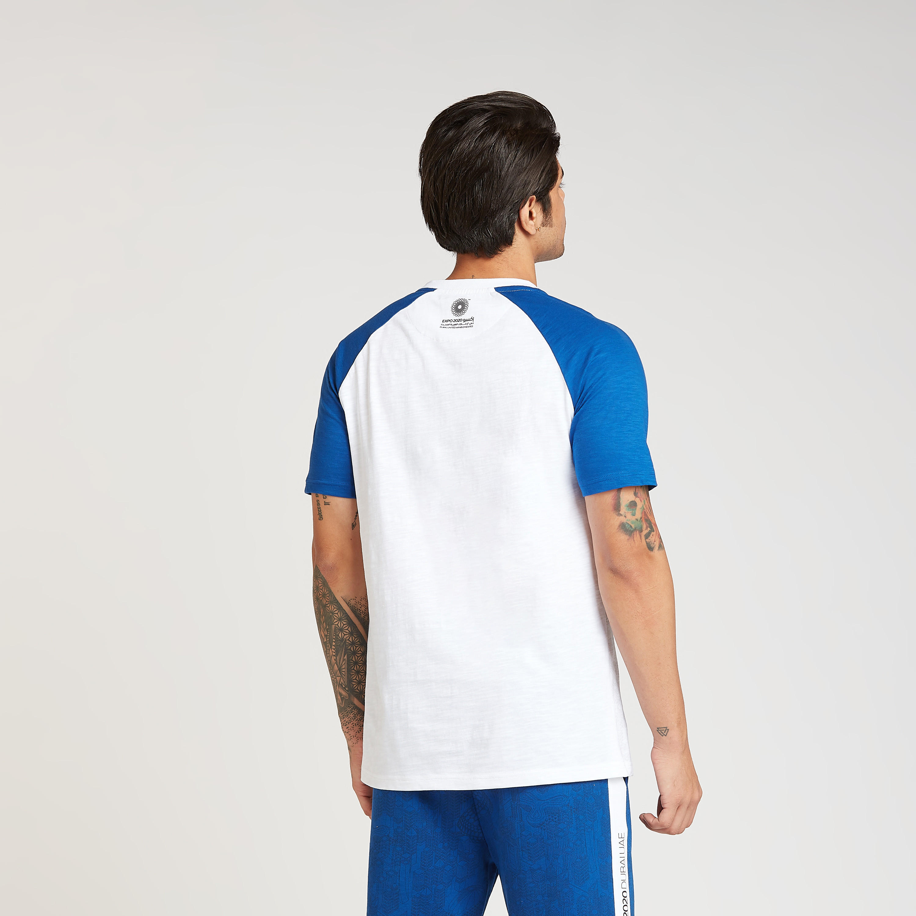 تيشيرت سادة بياقة ضيّقة وأكمام مغايرة-men-clothing-tshirtsandpolos-tshirts-image-2