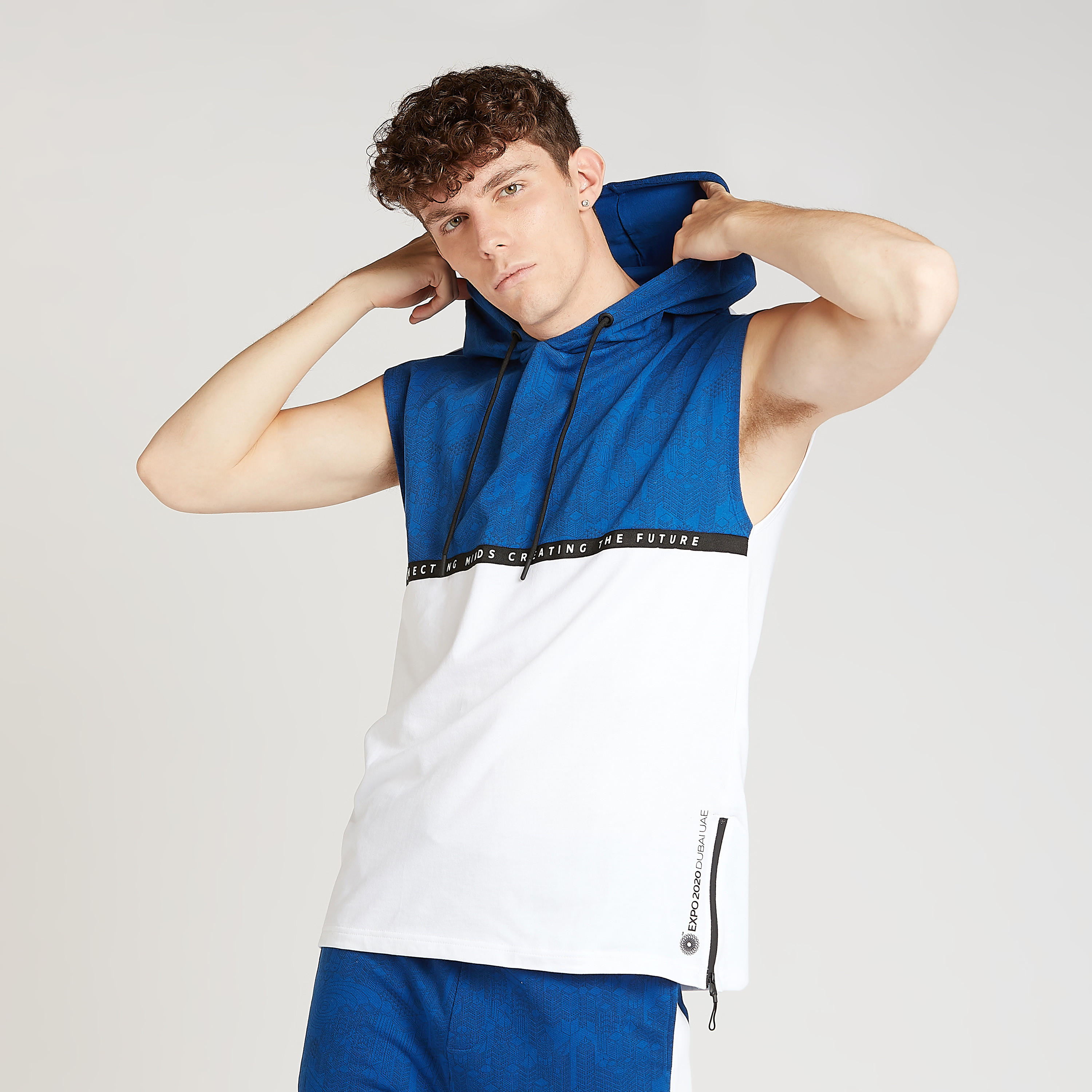 تيشيرتدون أكمام بقبعة وطبعات اكسبو 2020-men-clothing-tshirtsandpolos-tshirts-image-1